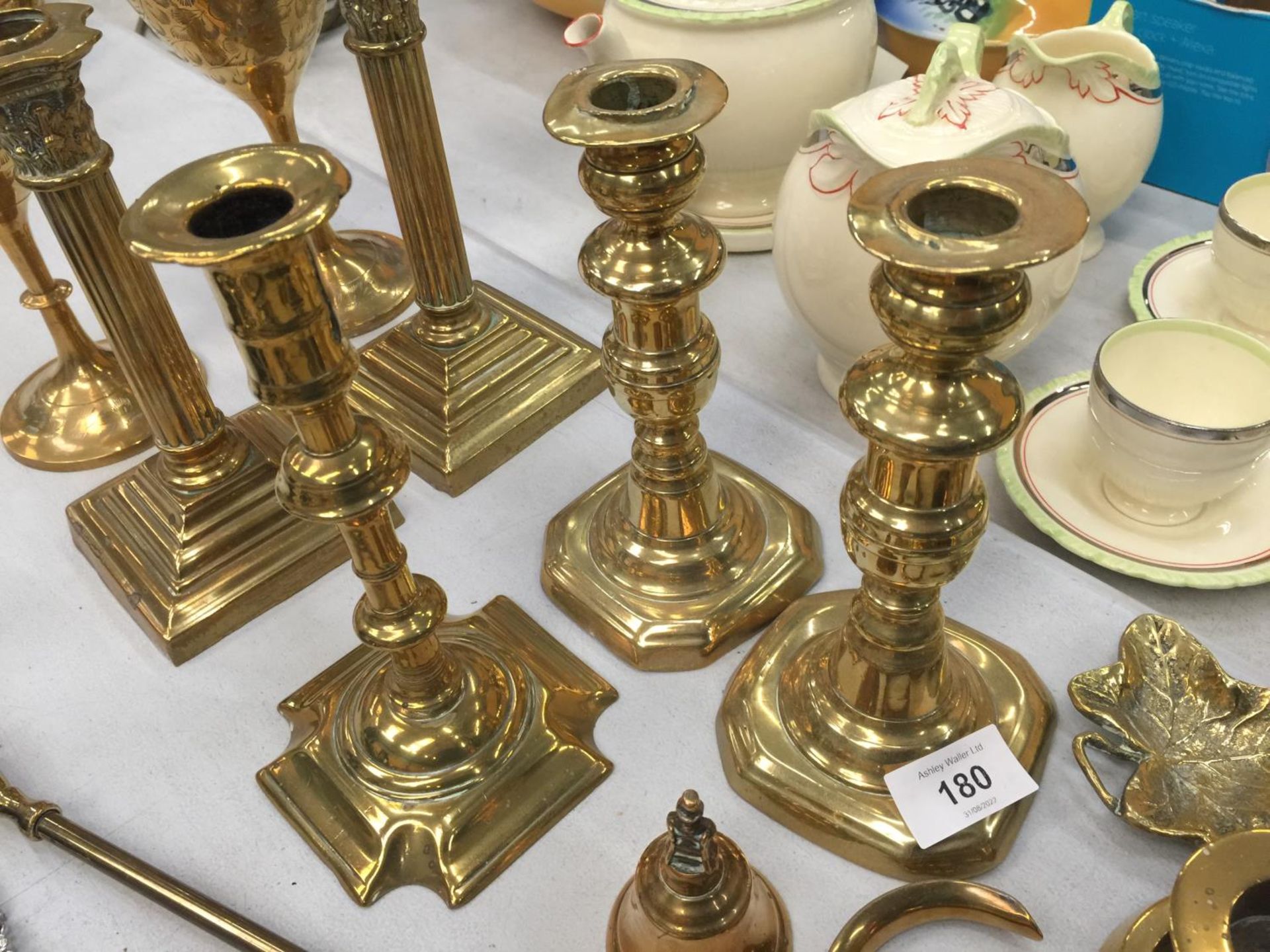 A QUANTITY OF BRASSWARE TO INCLUDE CANDLESTICKS, ETCHED VASES, SHOE HORNS, ETC - Image 4 of 5