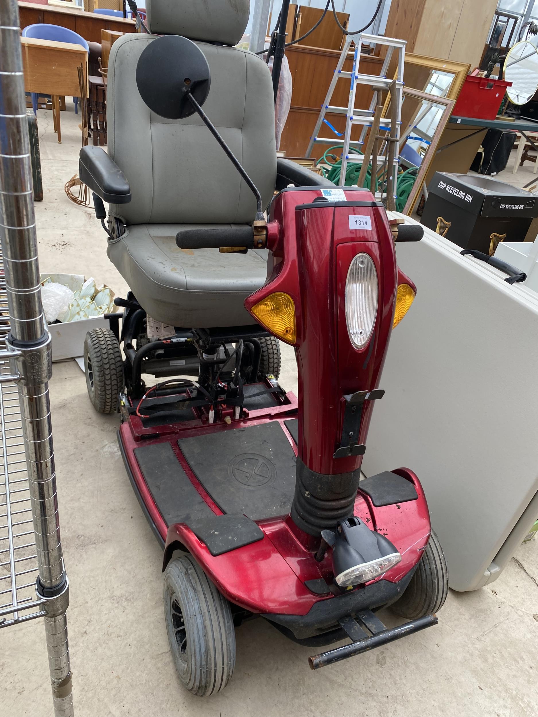 A RED MOBILITY SCOOTER - Image 3 of 4