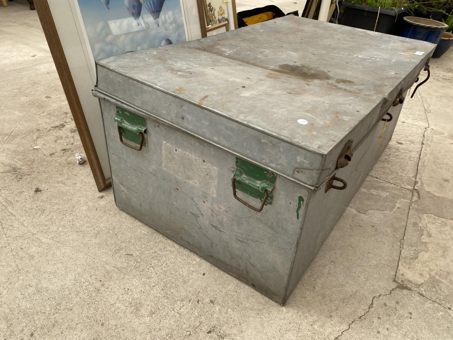 A LARGE GALVANISED STORAGE TRUNK (L:100CM W:60CM D:43CM) - Image 2 of 5