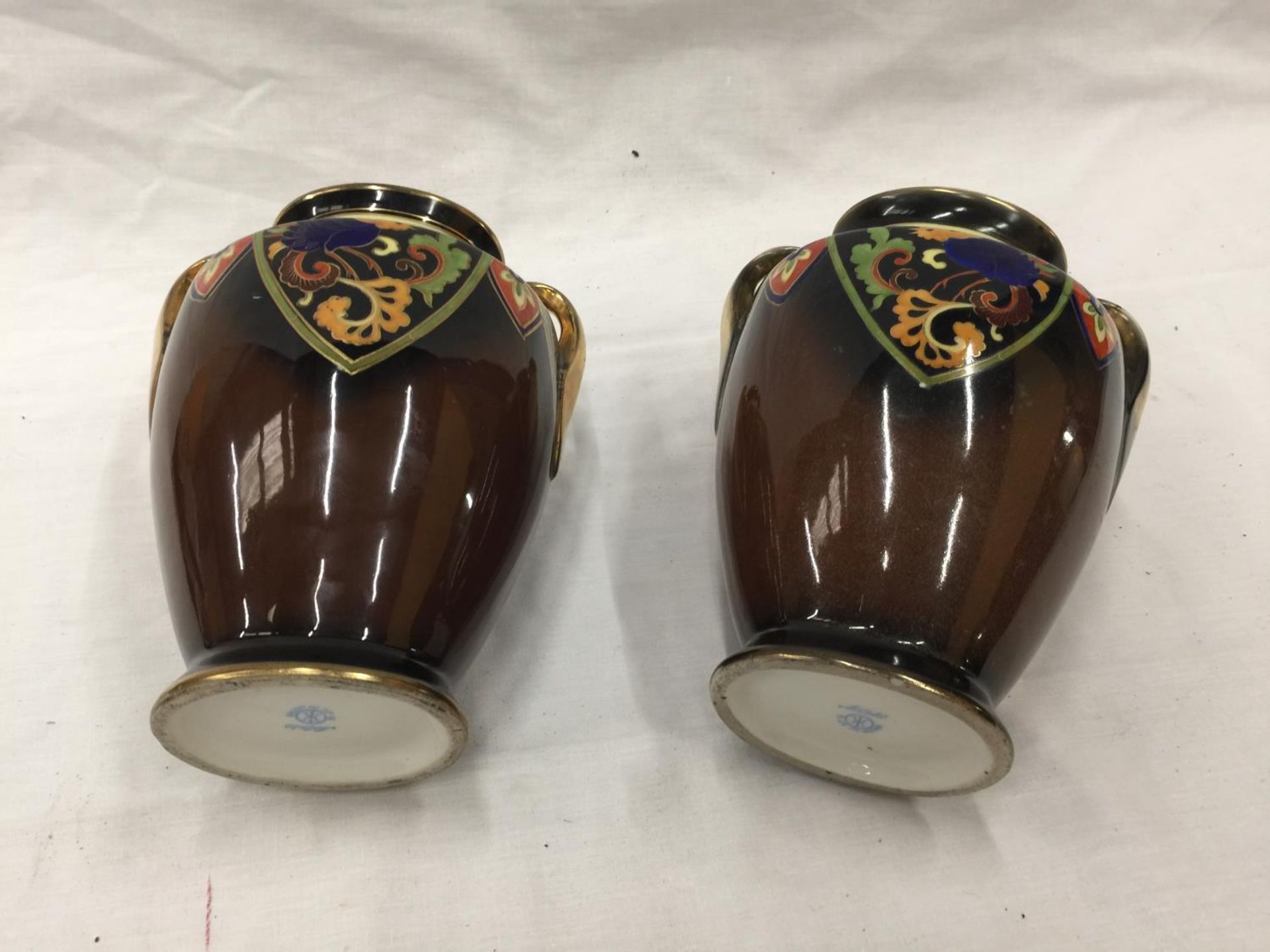 A PAIR OF HAND PAINTED NORITAKE VASES WITH GILT EDGING AND BIRD DESIGN TO FRONT H: 20CM - Image 6 of 8