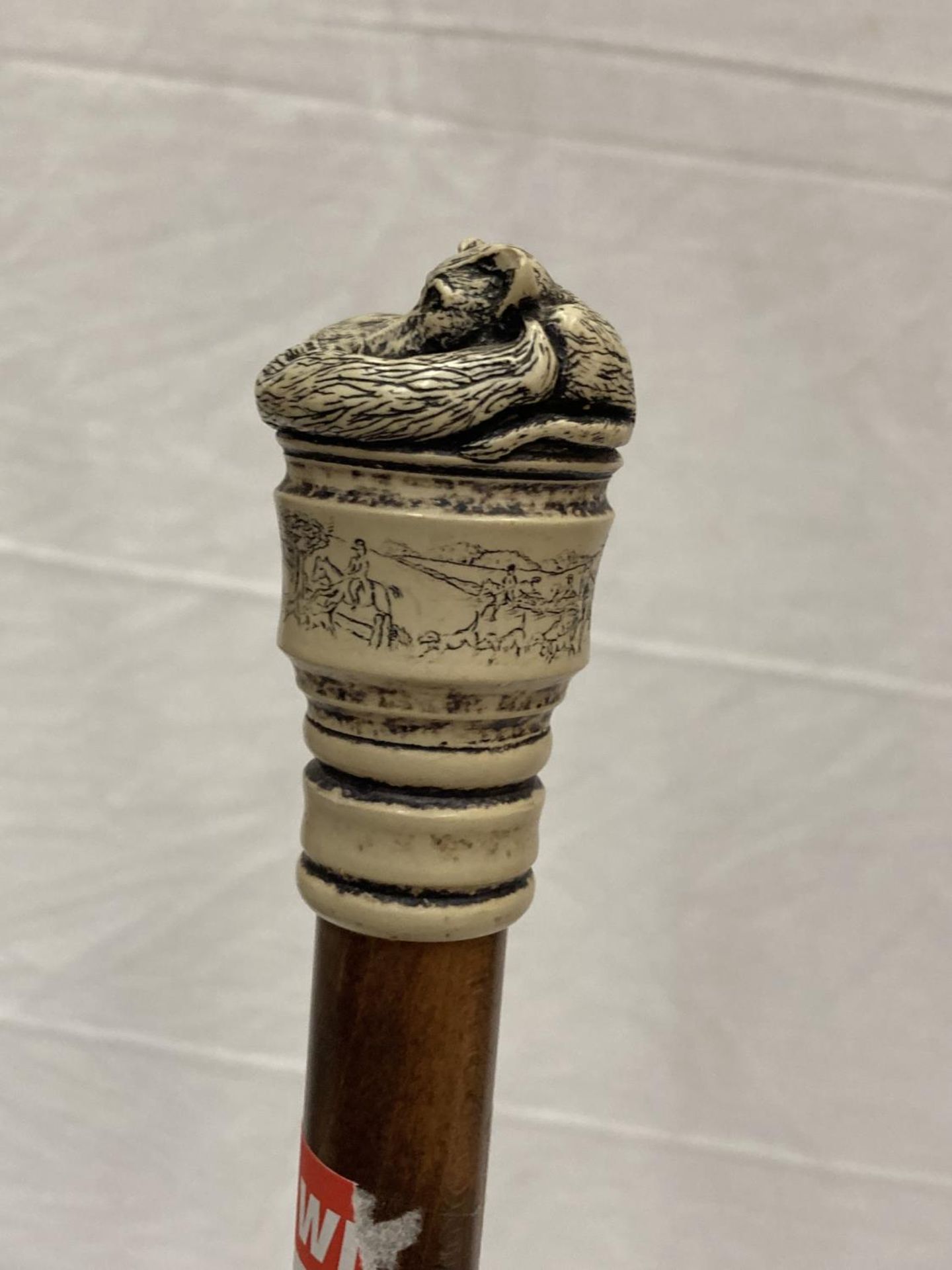 A WALKING CANE WITH A FOX FINIAL AND ENGRAVED HUNTING SCENE - Image 6 of 6