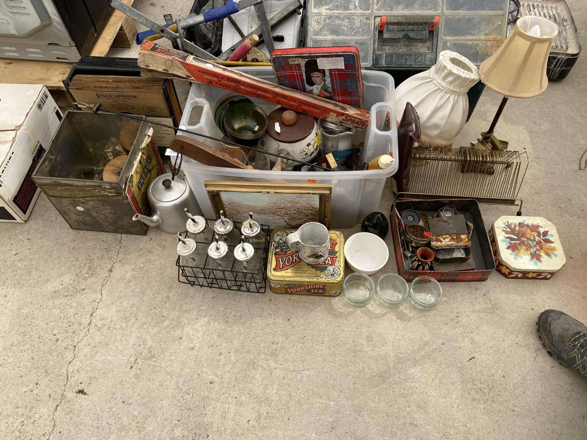 AN ASSORTMENT OF ITEMS TO INCLUDE LAMPS, A VINTAGE STOOL AND BADGES ETC