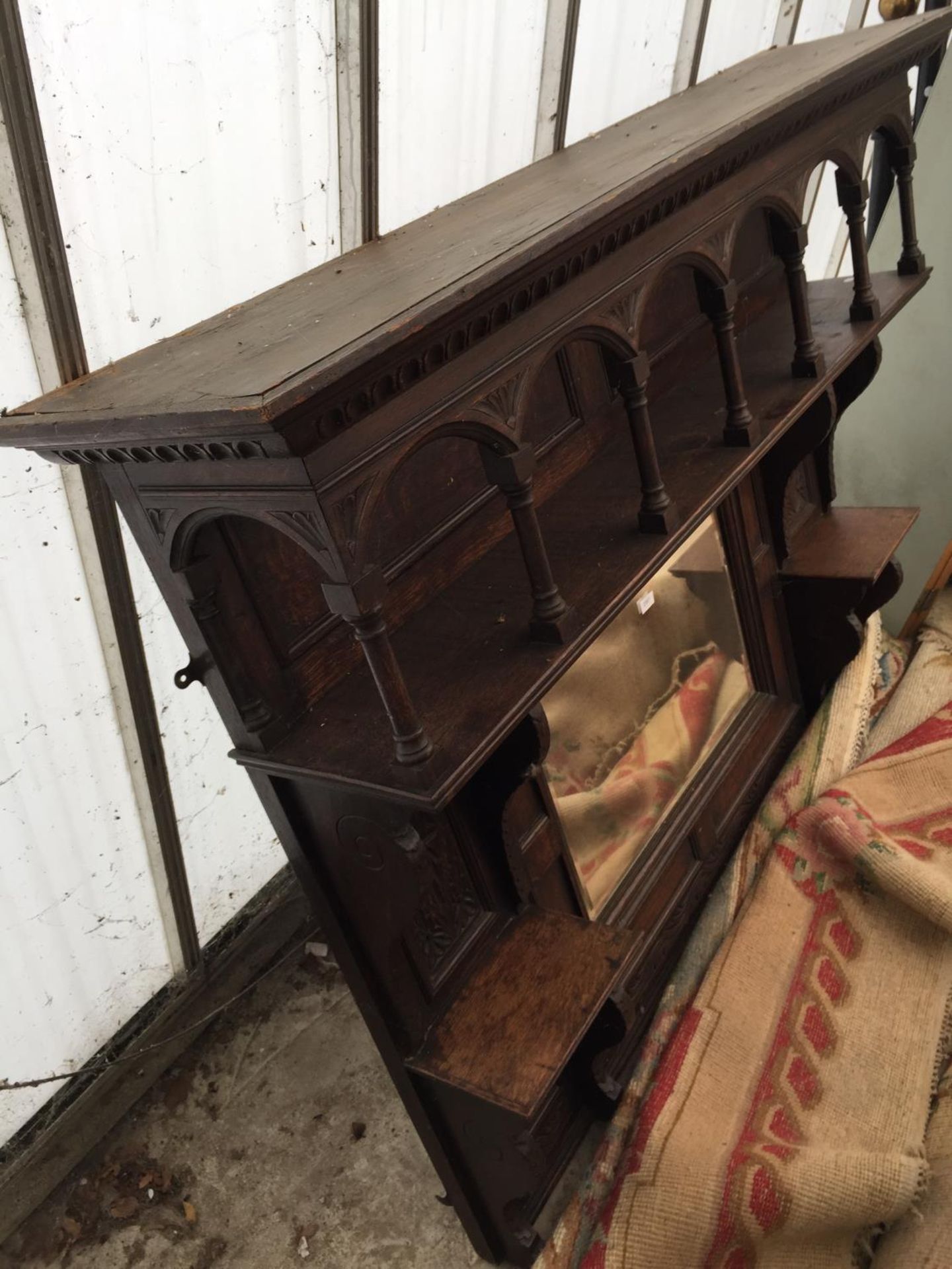 A HEAVILY CARVED OAK OVERMANTEL MIRROR - Image 3 of 6