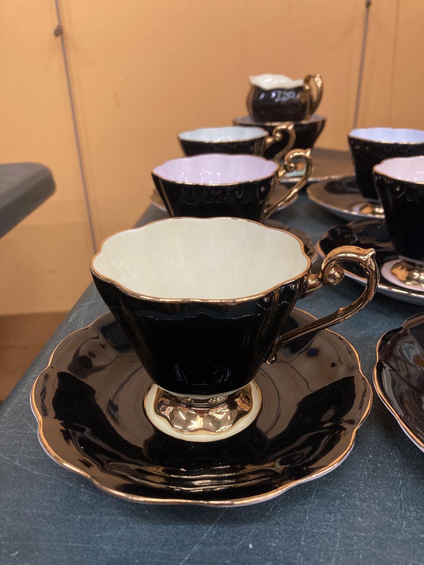 A VINTAGE ROYAL STANDARD 'HARLEQUIN' TEASET - BLACK WITH DIFFERENT COLOURED INTERIORS- TO INCLUDE - Image 3 of 4