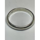 A WHITE METAL WEDDING RING STAMPED 14K IN A PRESENTATION BOX