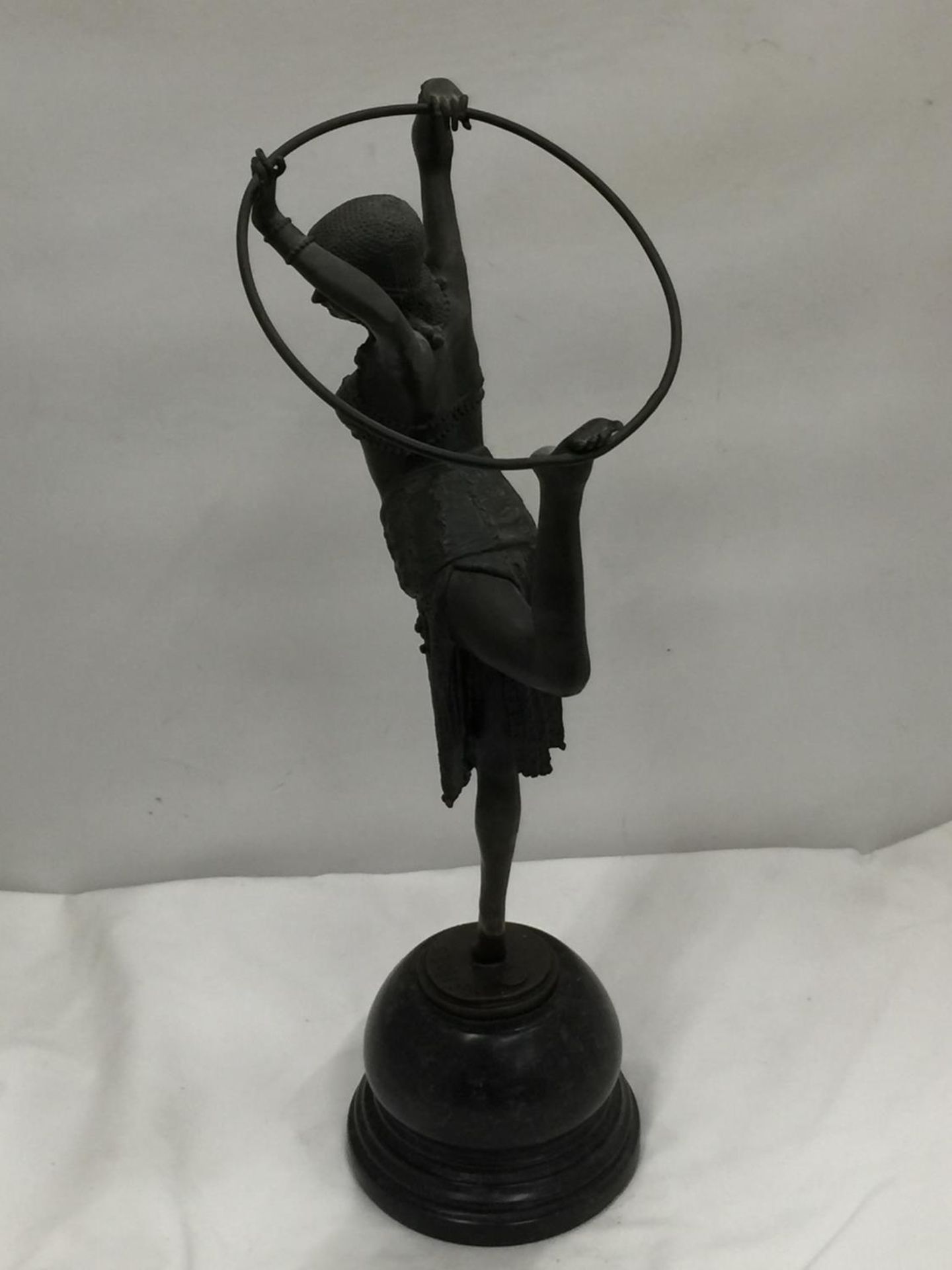 AN ART DECO STYLE BRONZE OF AN EGYPTIAN STYLE HOOP DANCER ON A MARBLE BASE SIGNED D.H. CHIPARUS H: - Image 6 of 7