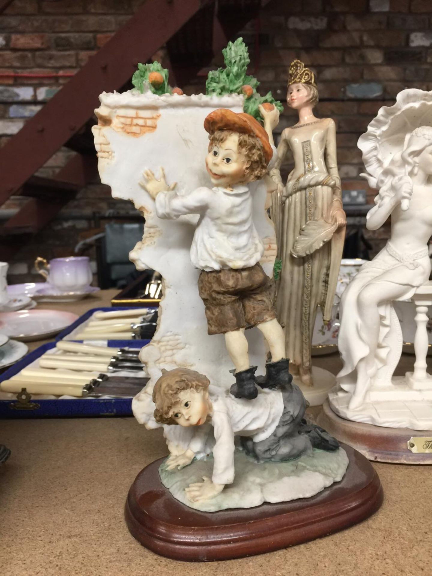 A QUANTITY OF FIGURINES TO INCLUDE ART DECO STYLE - Image 2 of 5