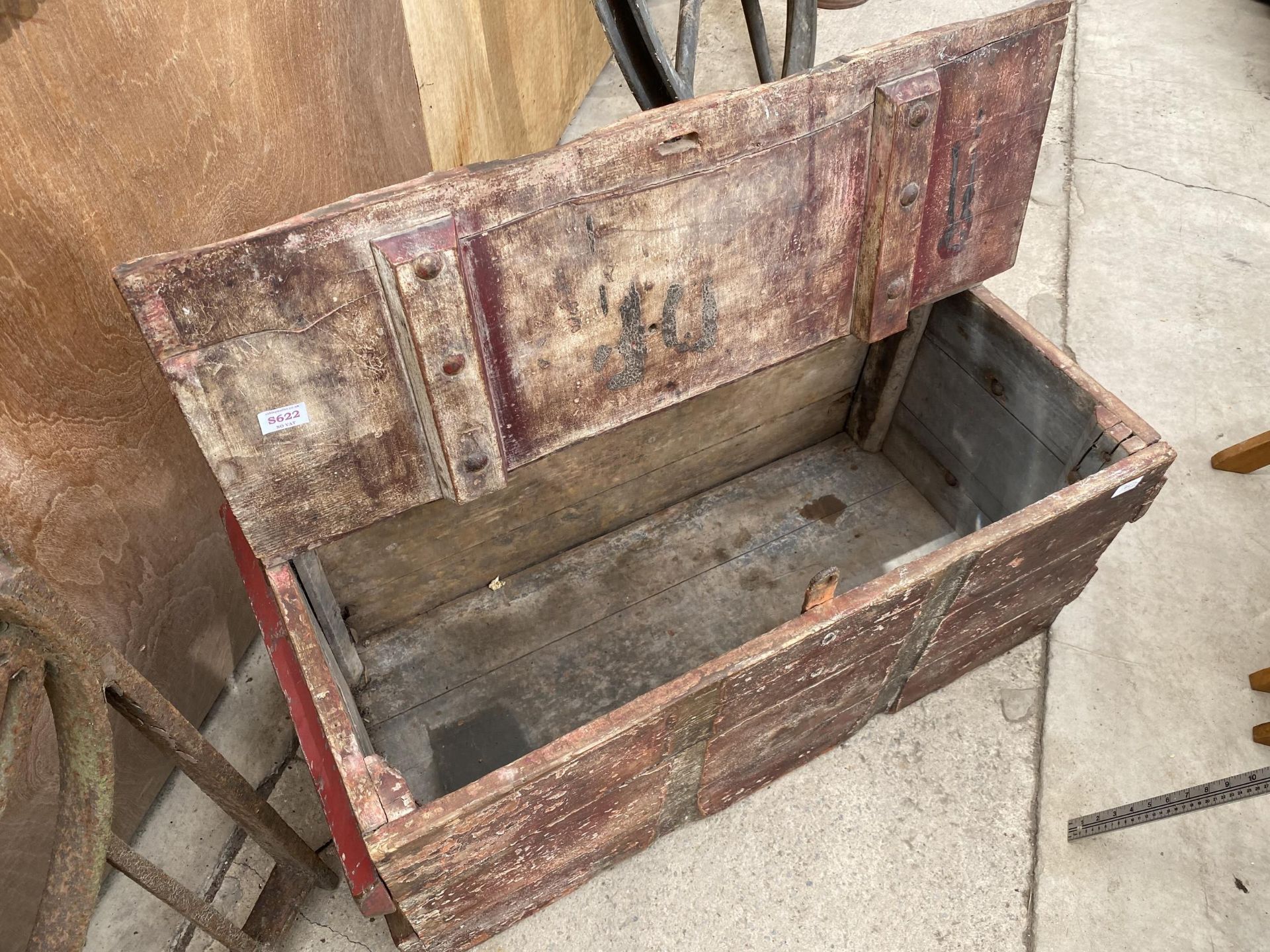 A HEAVY 19TH CENTURY LIVING VAN/WAGON TRUNK HAVING MOST SUBSTANTIAL BLACKSMITH MADE IRON HINGES - Image 4 of 6