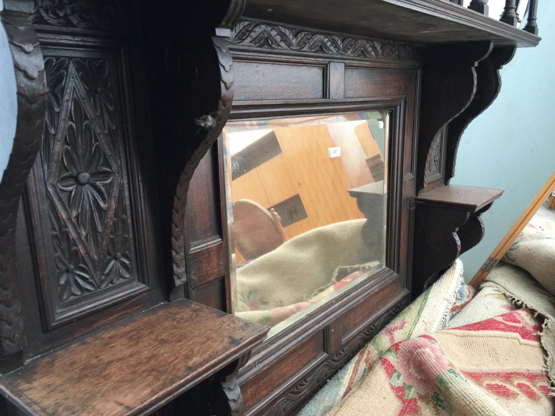 A HEAVILY CARVED OAK OVERMANTEL MIRROR - Image 5 of 6