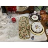 A QUANTITY OF CABINET AND WALL PLATES TO INCLUDE ROYAL SWANSEA, ETC PLUS A VINTAGE 'KESWICK TRAYS'