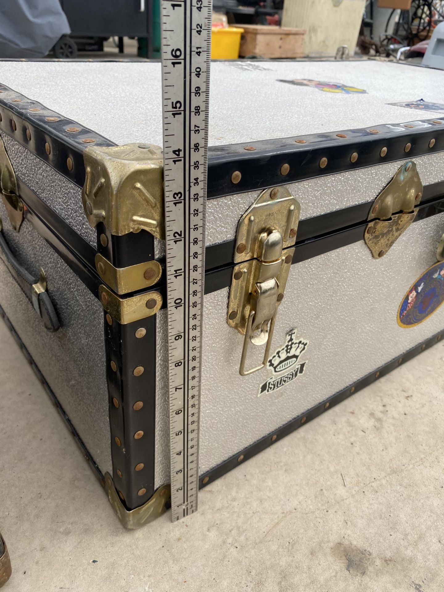A METAL AND BANDED STORAGE TRUNK - Image 4 of 6
