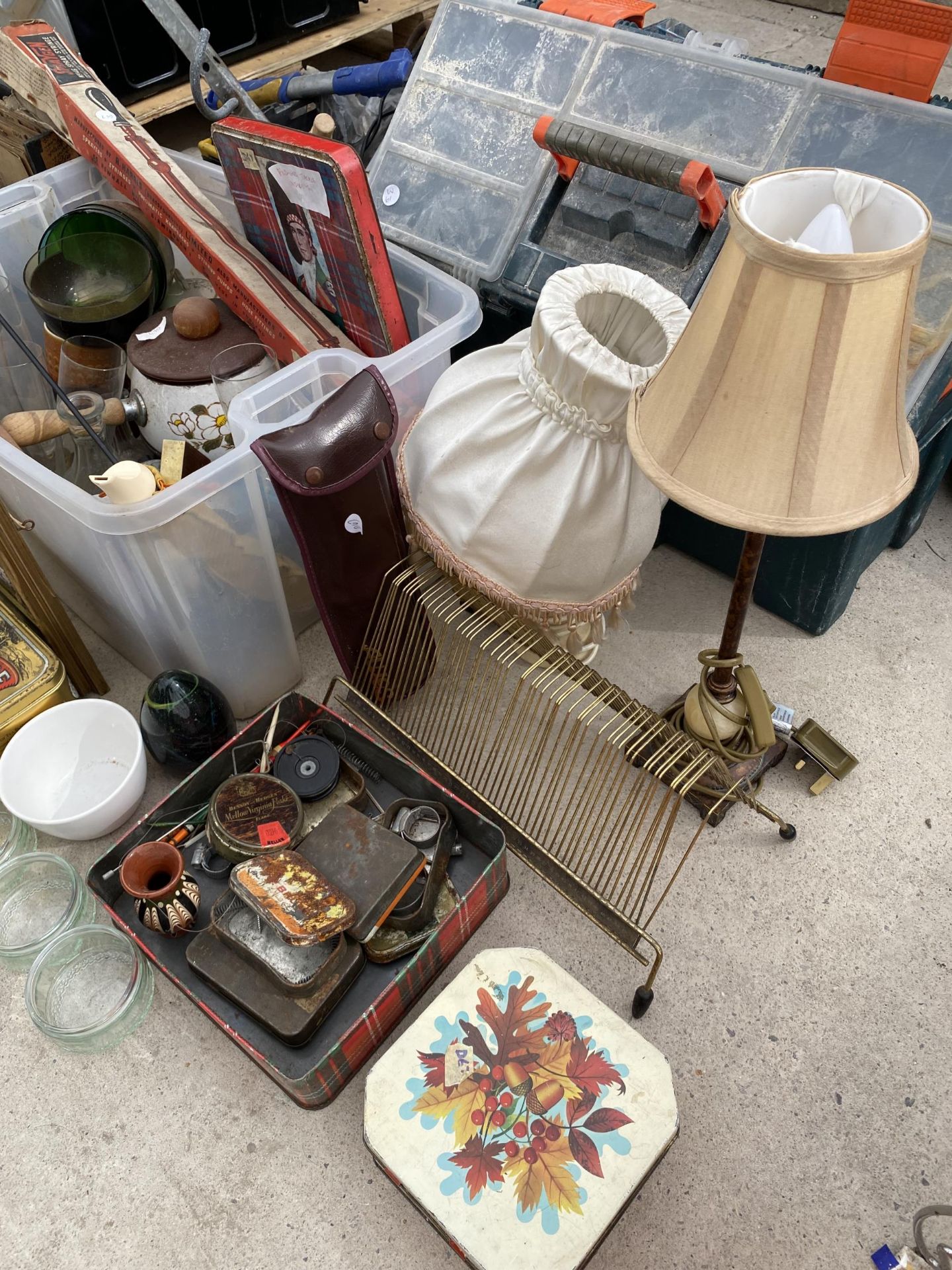 AN ASSORTMENT OF ITEMS TO INCLUDE LAMPS, A VINTAGE STOOL AND BADGES ETC - Image 4 of 7