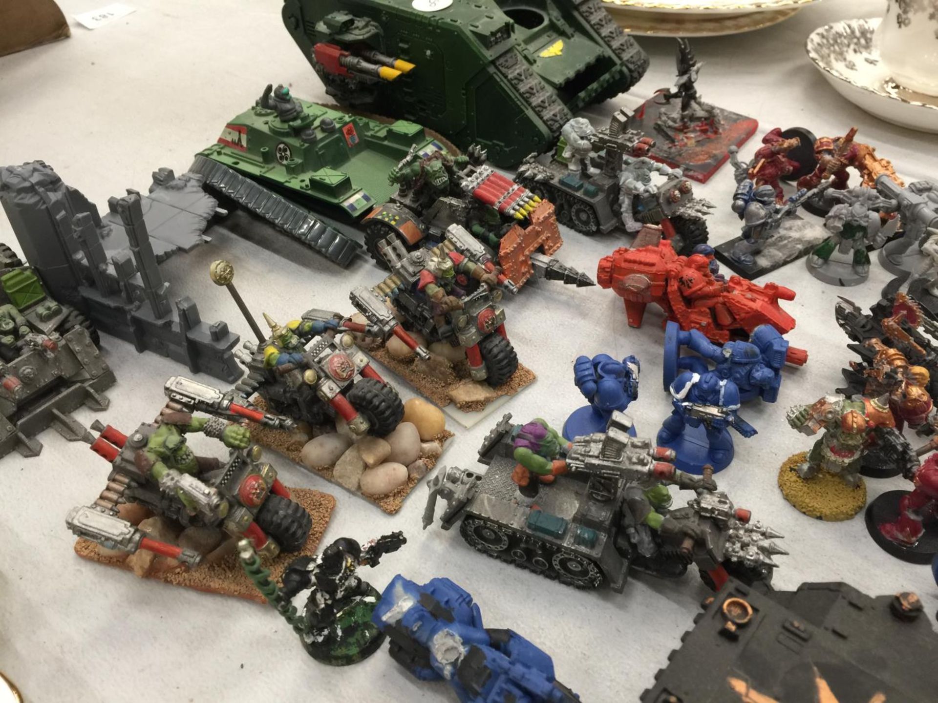 A LARGE COLLECTION OF WARHAMMER FIGURES AND VEHICLES - Bild 4 aus 8