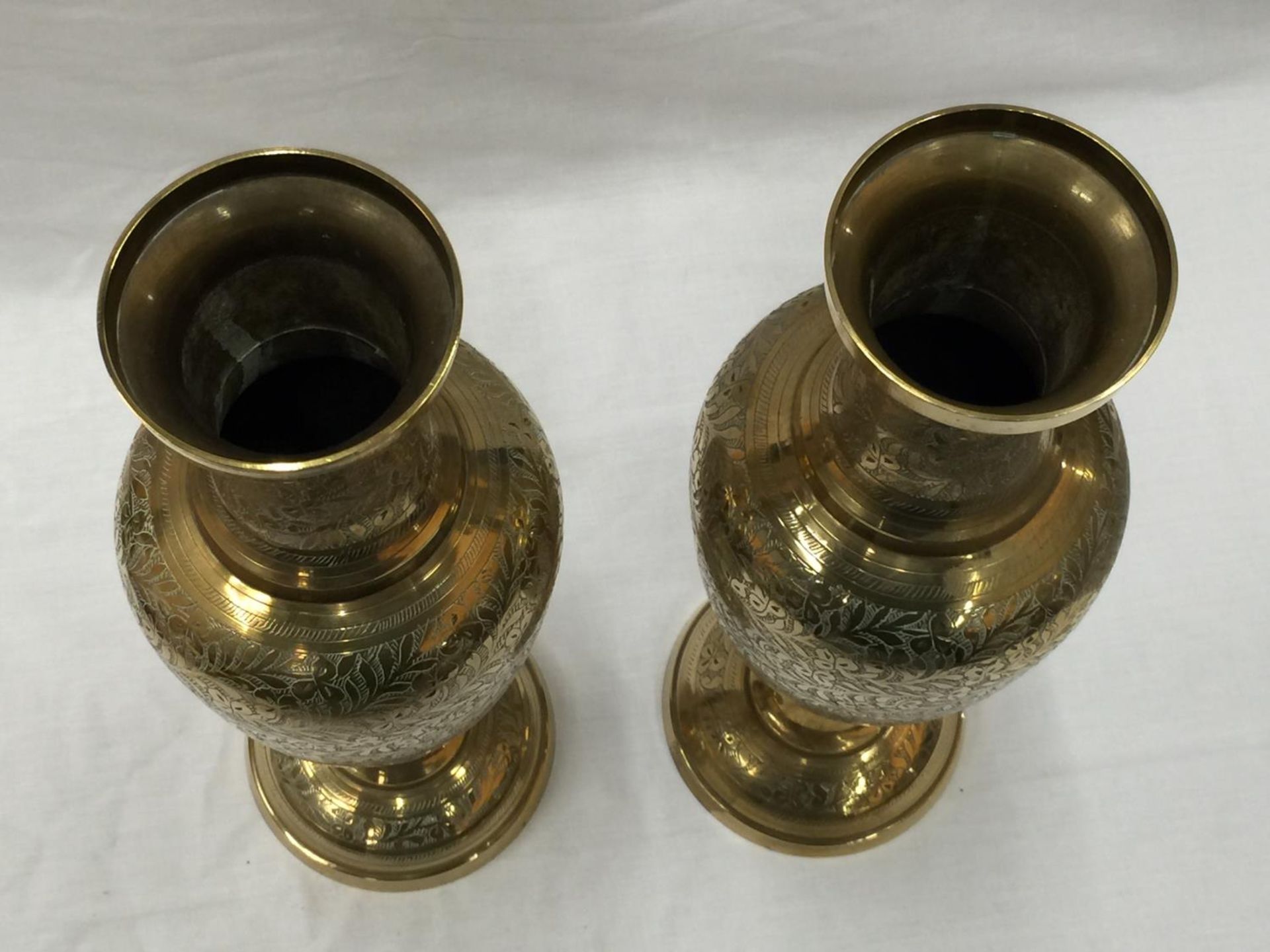 A PAIR OF HEAVY BRASS INDIAN STYLE VASES WITH ETCHED FLORAL LEAF DESIGN H: 45CM - Image 12 of 12