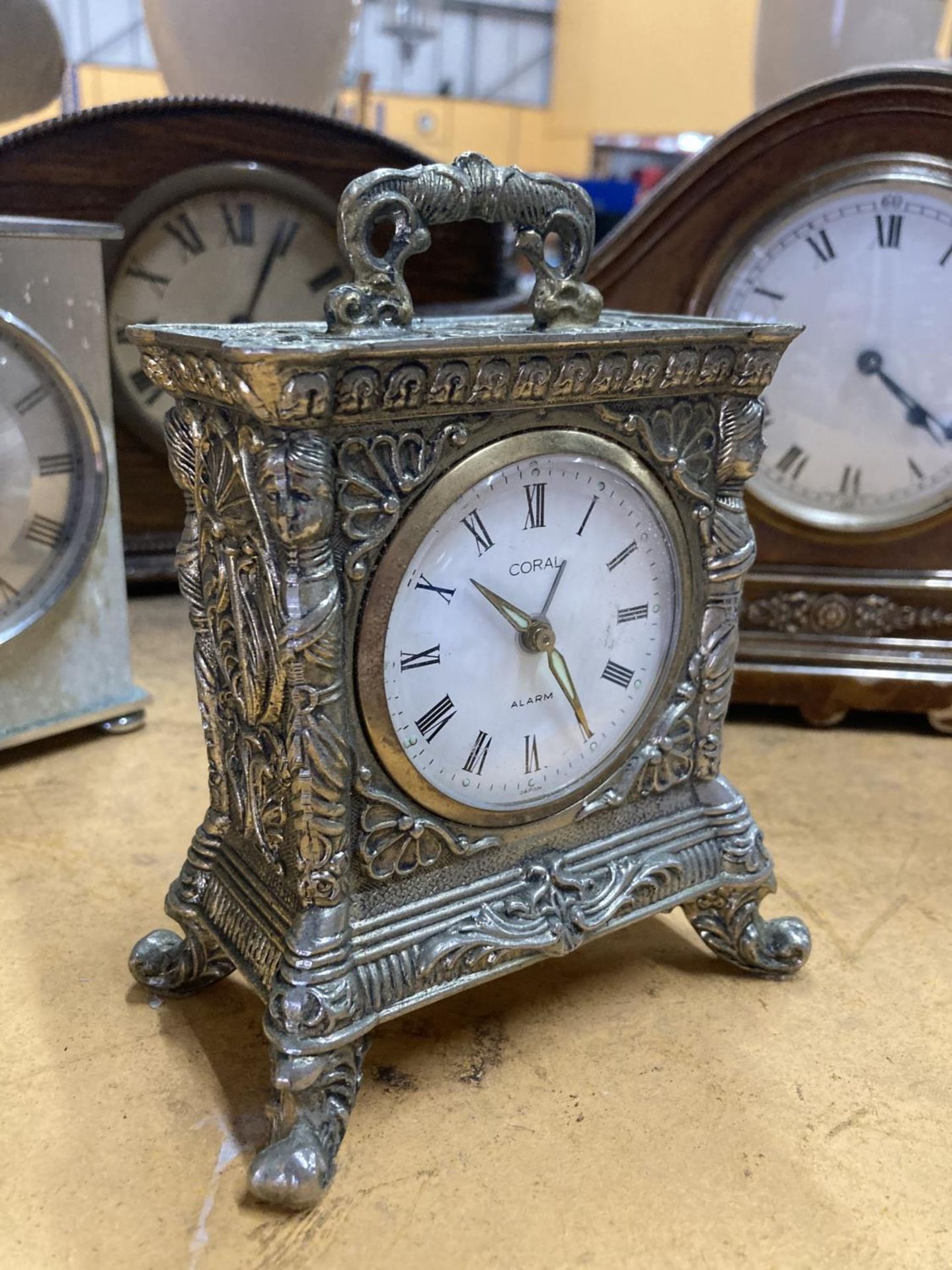 A QUANTITY OF VINTAGE MANTLE CLOCKSTO INCLUDE MAHOGANY CASED, METAL, BRASS, ETC - Image 2 of 5