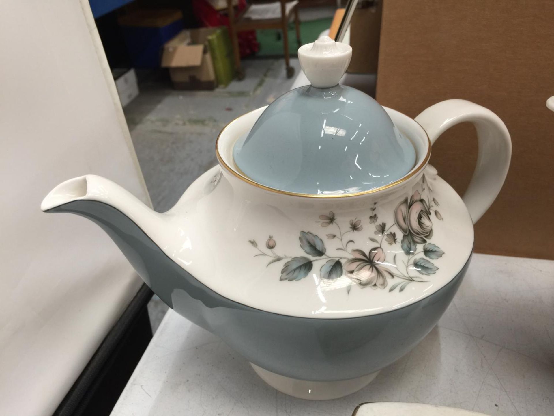 A COLLECTION OF ITEMS TO INCLUDE AN EGYPTIAN COFFEE POT, CREAM JUG AND SUGAR BOWL, ROYAL WORCESTER - Image 6 of 8