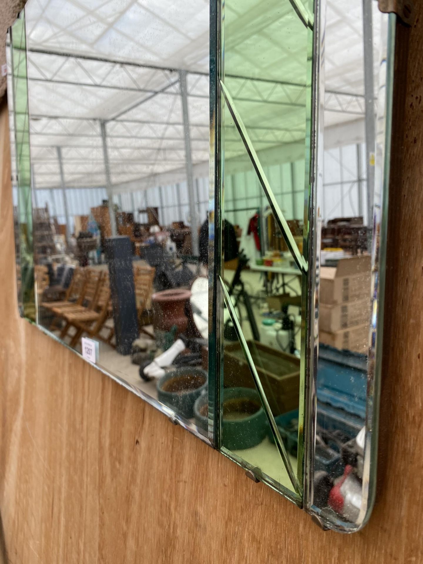 AN ART DECO BEVELED EDGE WALL MIRROR WITH GREEN GLASS DETAIL - Image 4 of 4