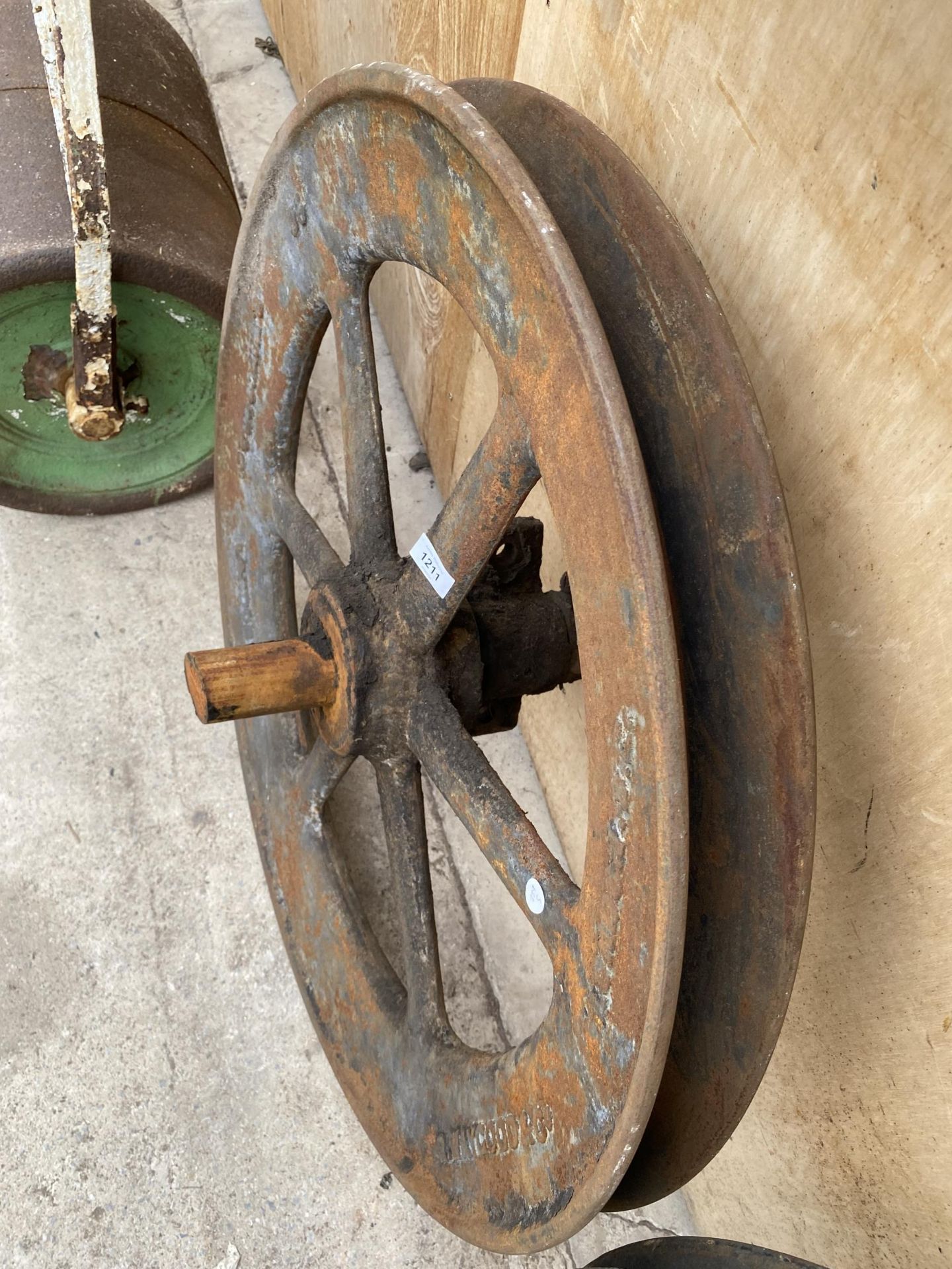 A VINTAGE CAST IRON 'WAYGOOD & CO' LONDON PULLEY WHEEL (D:77CM) - Bild 2 aus 3