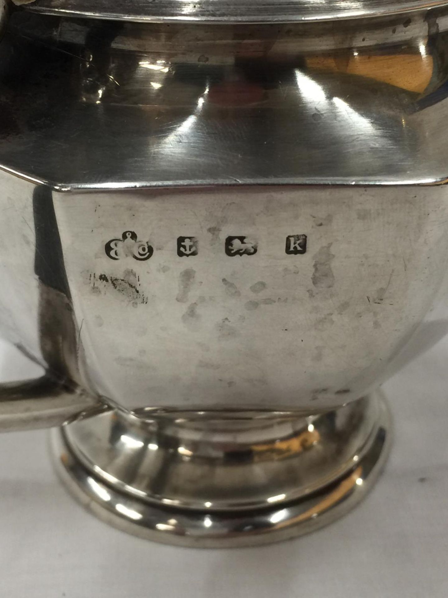 A BIRMINGHAM HALLMARKED SILVER TEAPOT NOT WITH ORIGINAL LID WEIGHT 372 GRAMS - Image 6 of 12