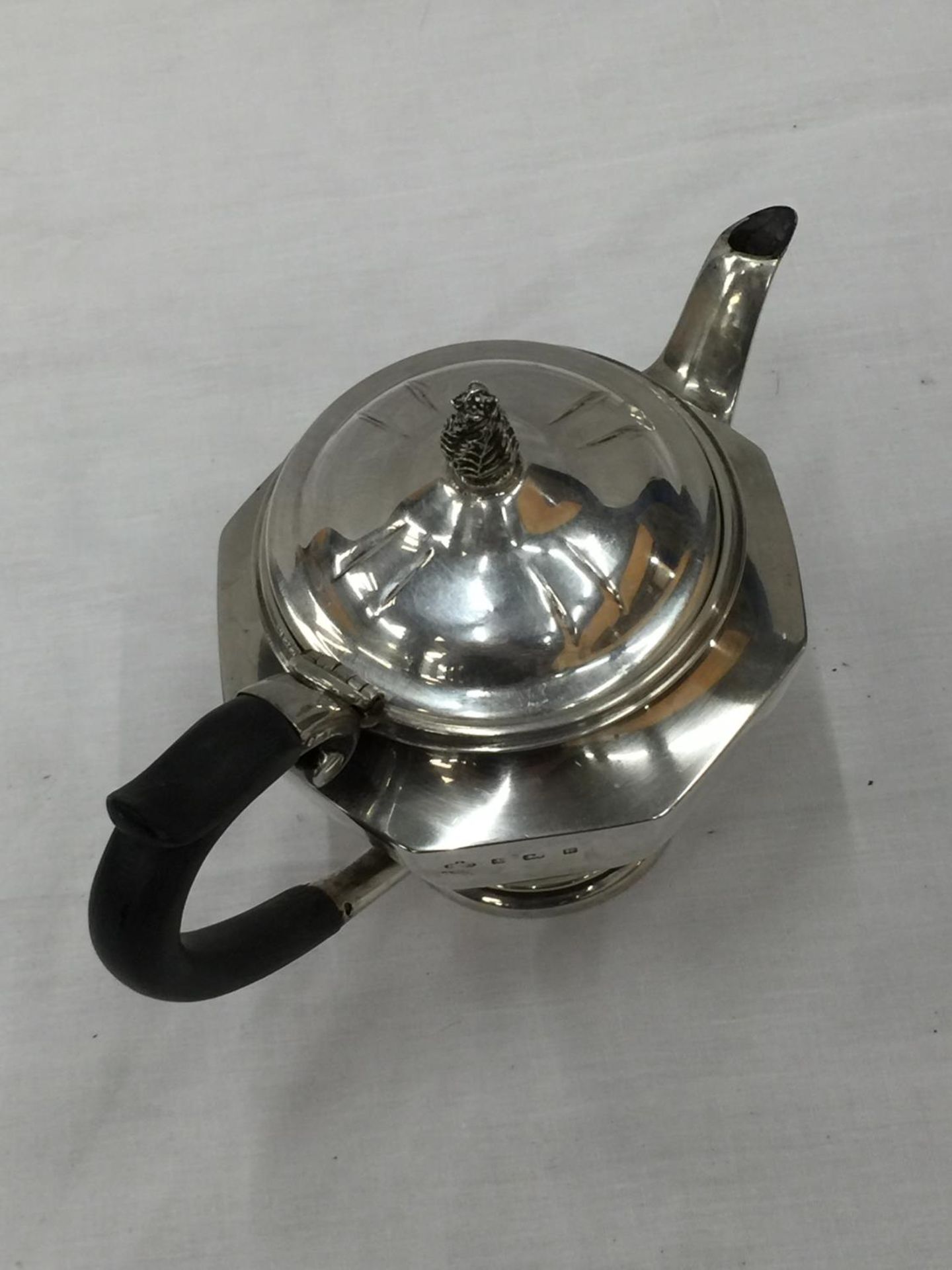 A BIRMINGHAM HALLMARKED SILVER TEAPOT NOT WITH ORIGINAL LID WEIGHT 372 GRAMS - Image 8 of 12