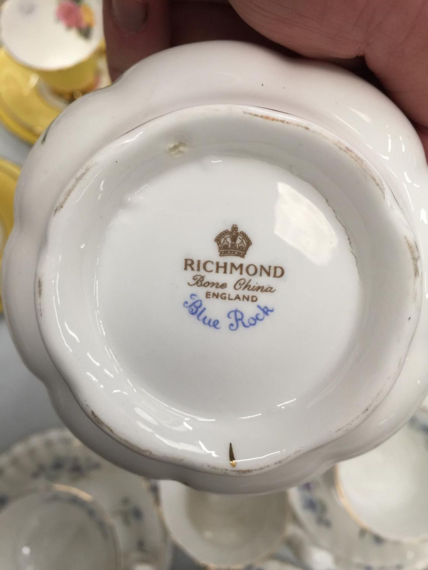 A RICHMOND 'BLUE ROCK' CHINA TEASET TO INCLUDE CUPS, SAUCERS, SIDE PLATES, SANDWICH PLATE CREAM - Image 6 of 6