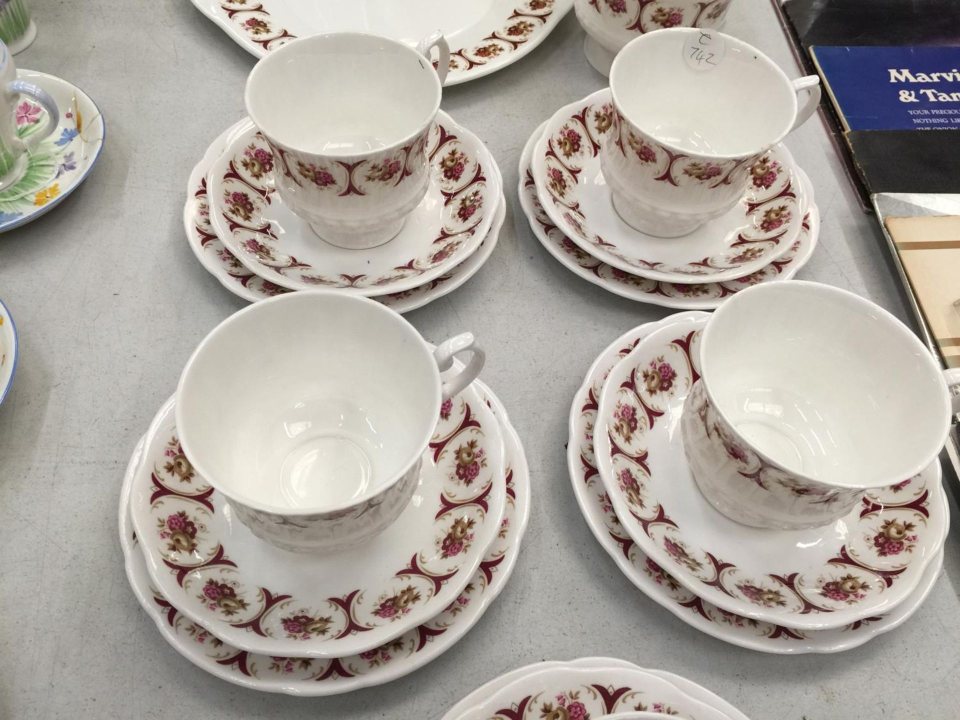 A CHINA PART TEASET 'DIANE' TO INCLUDE CUPS, SAUCERS, PLATES, CREAM JUG AND SUGAR BOWL - Image 3 of 5