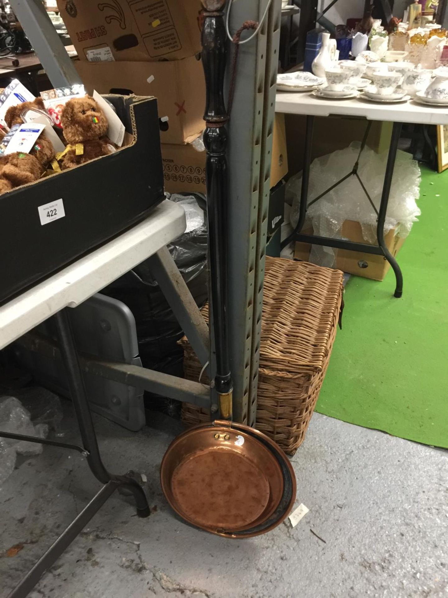 A COPPER BED WARMING PAN WITH A MAHOGANY HANDLE