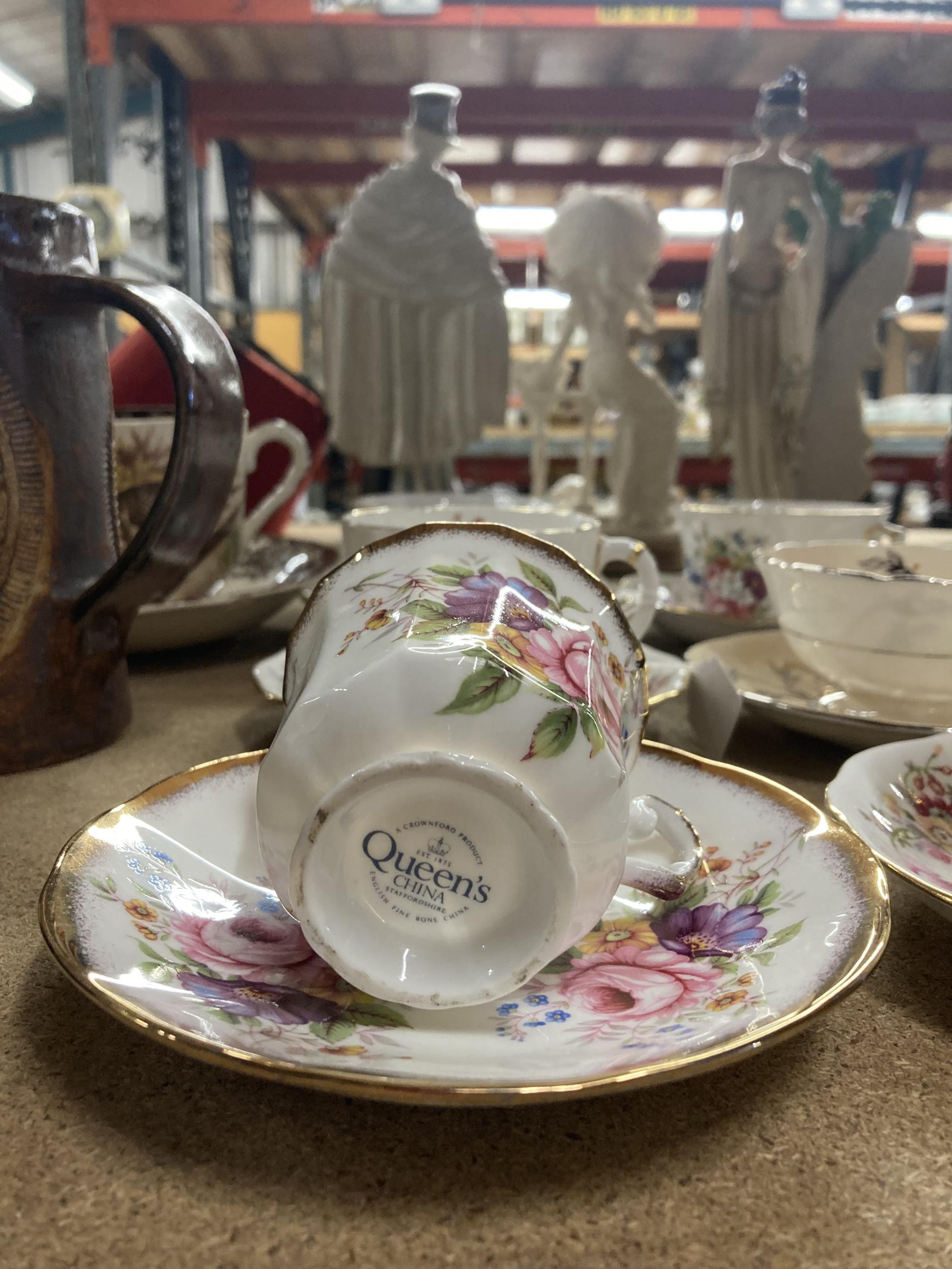 AN ASSORTMENT OF CHINA CUPS AND SAUCERS TO INCLUDE ROYAL CROWN DERBY 'DERBY POSIES', PARAGON, - Image 3 of 5