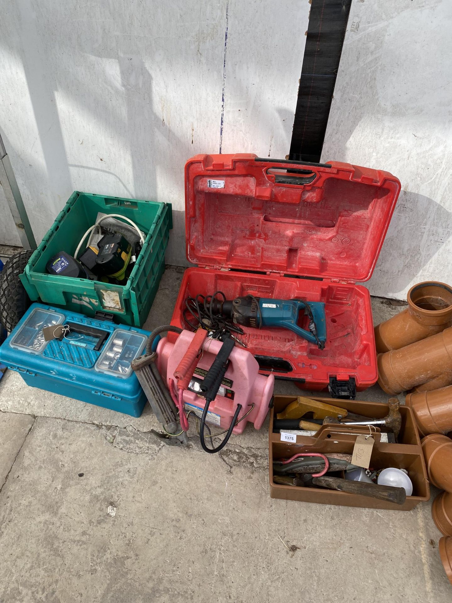 AN ASSORTMENT OF TOOLS TO INCLUDE SOCKETS, DRILLS AND HAMMERS ETC