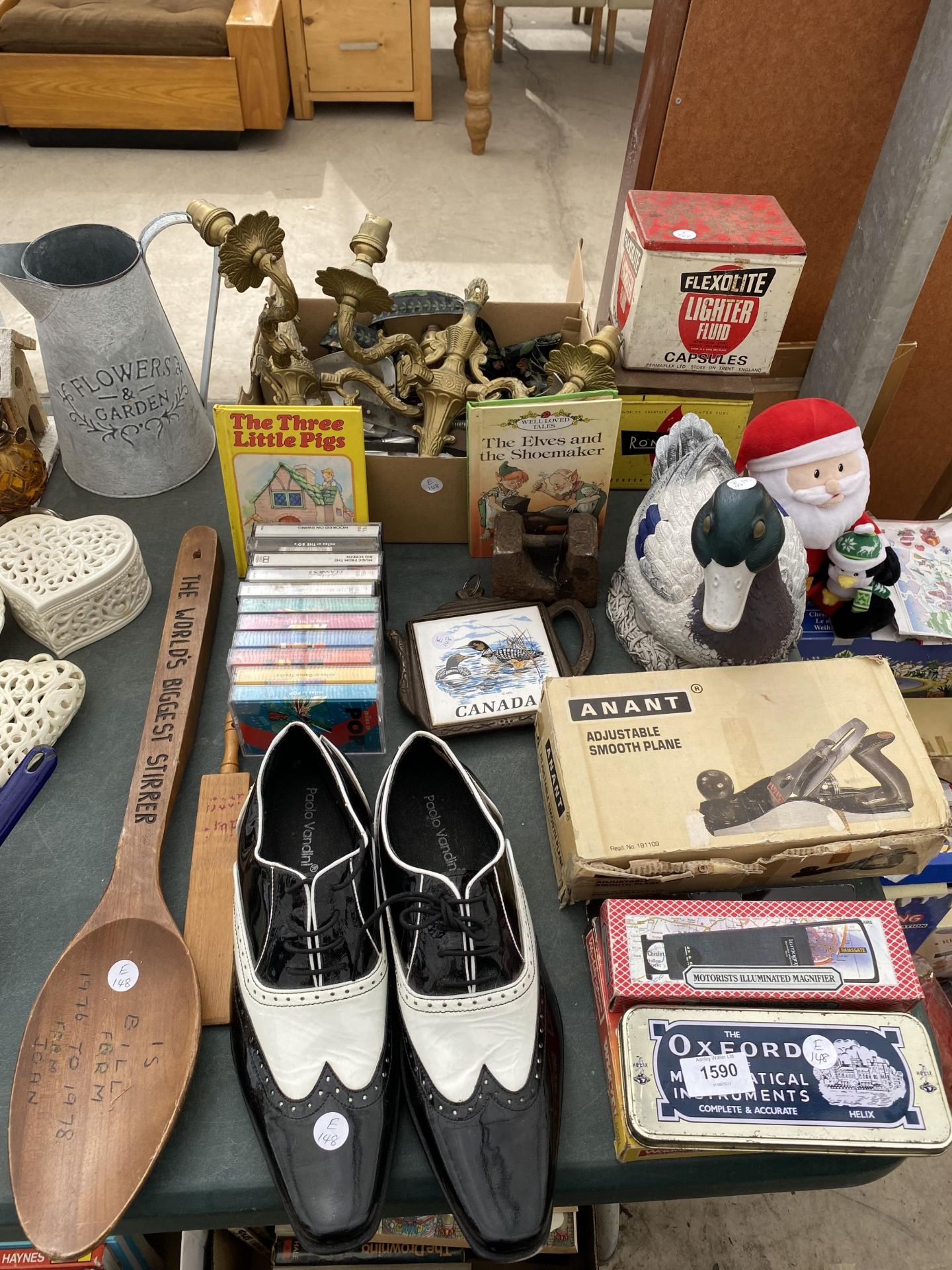 AN ASSORTMENT OF ITEMS TO INCLUDE PAOLO VANDINI SIZE 8 MENS SHOES, A GARDEN DUCK AND AN ANANT