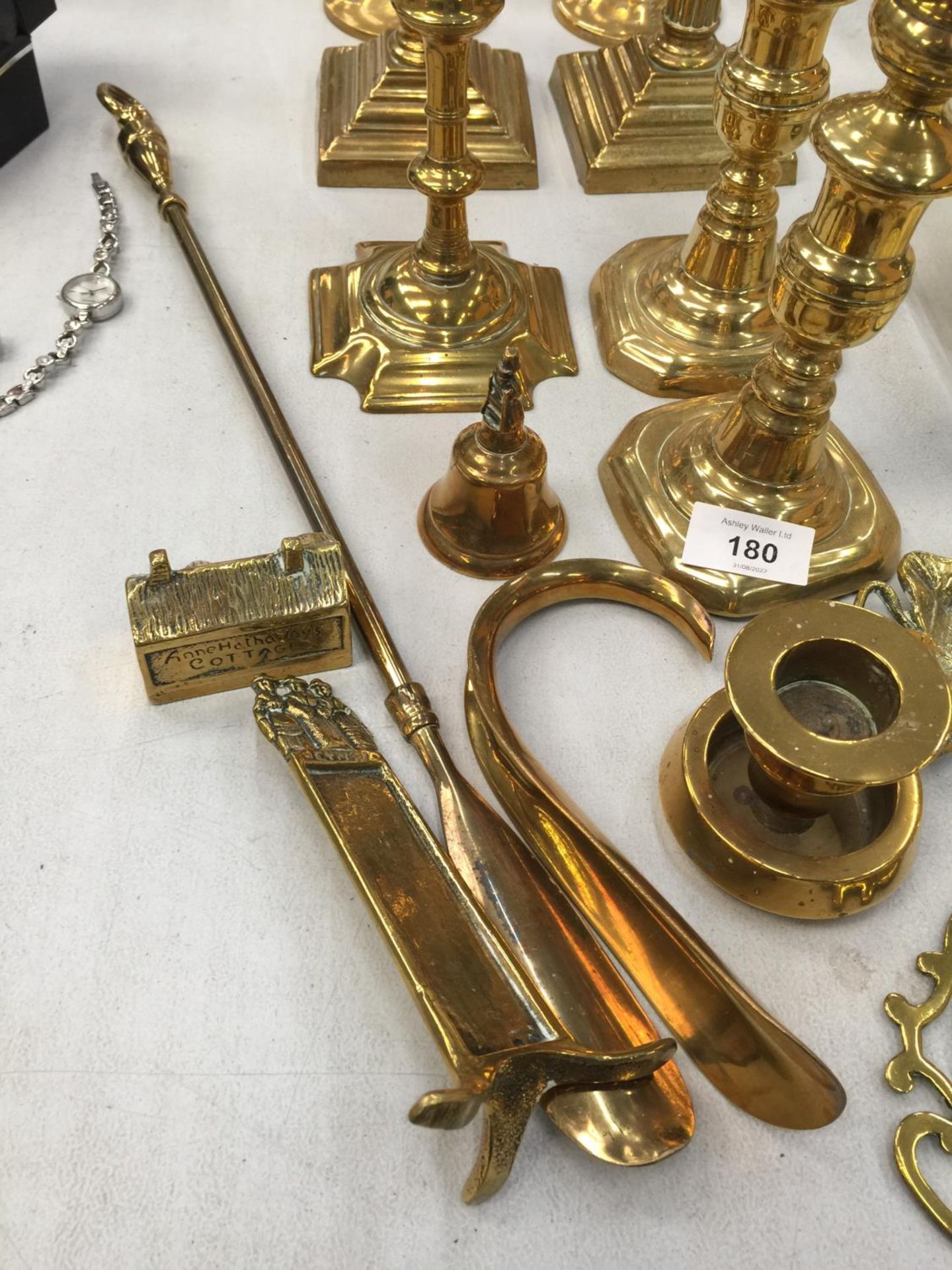 A QUANTITY OF BRASSWARE TO INCLUDE CANDLESTICKS, ETCHED VASES, SHOE HORNS, ETC - Image 2 of 5