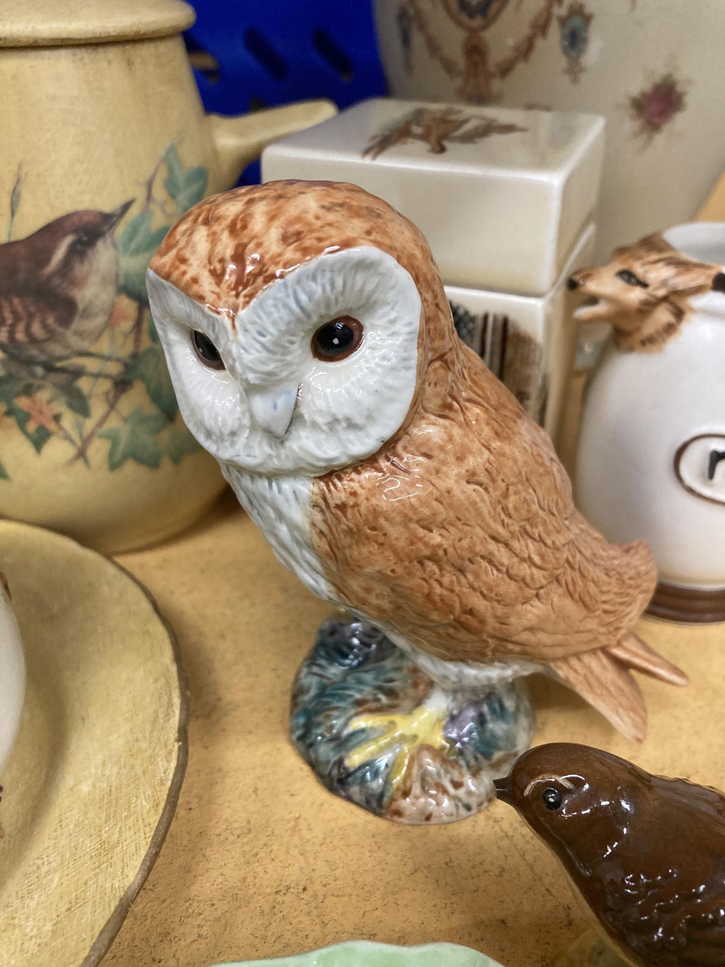 A QUANTITY OF CERAMIC ITEMS TO INCLUDE A BESWICK OWL, ETCDOG, CROWN DEVON BLUSH IVORY VASE, FOX - Image 4 of 5