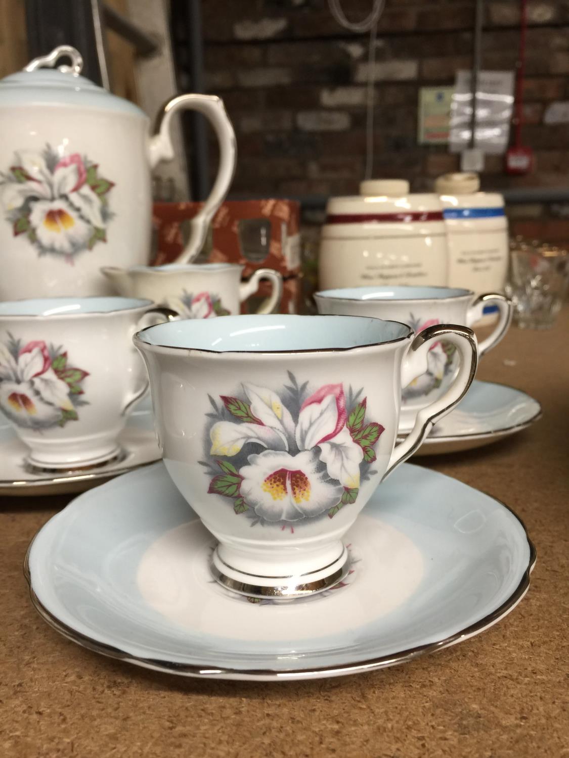 A ROYAL STAFFORD 'WHITE LADY' COFFEE SET TO INCLUDE COFFEE POT, CREAM JUG, SUGAR BOWL AND FIVE - Image 5 of 5