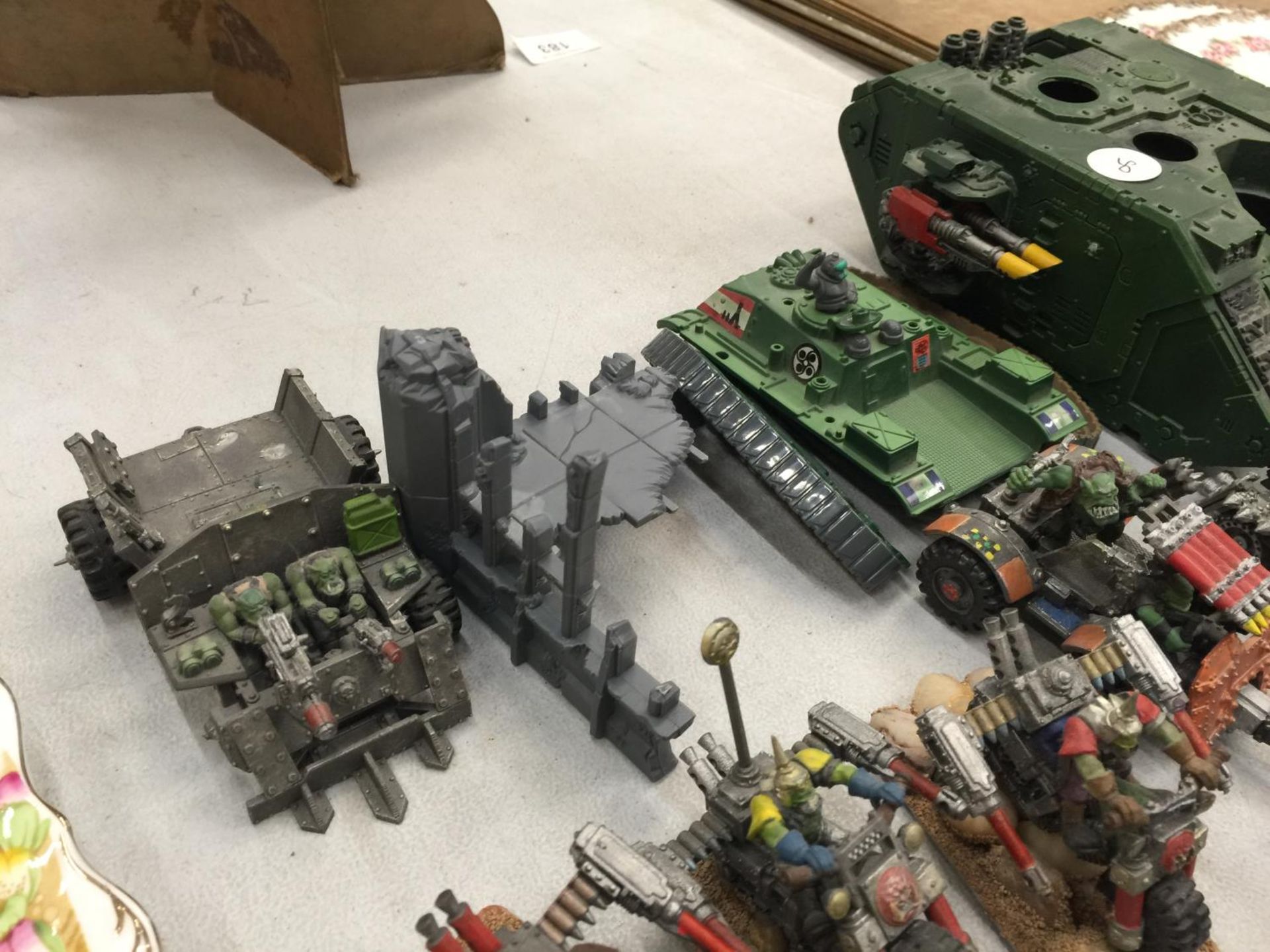 A LARGE COLLECTION OF WARHAMMER FIGURES AND VEHICLES - Bild 5 aus 8