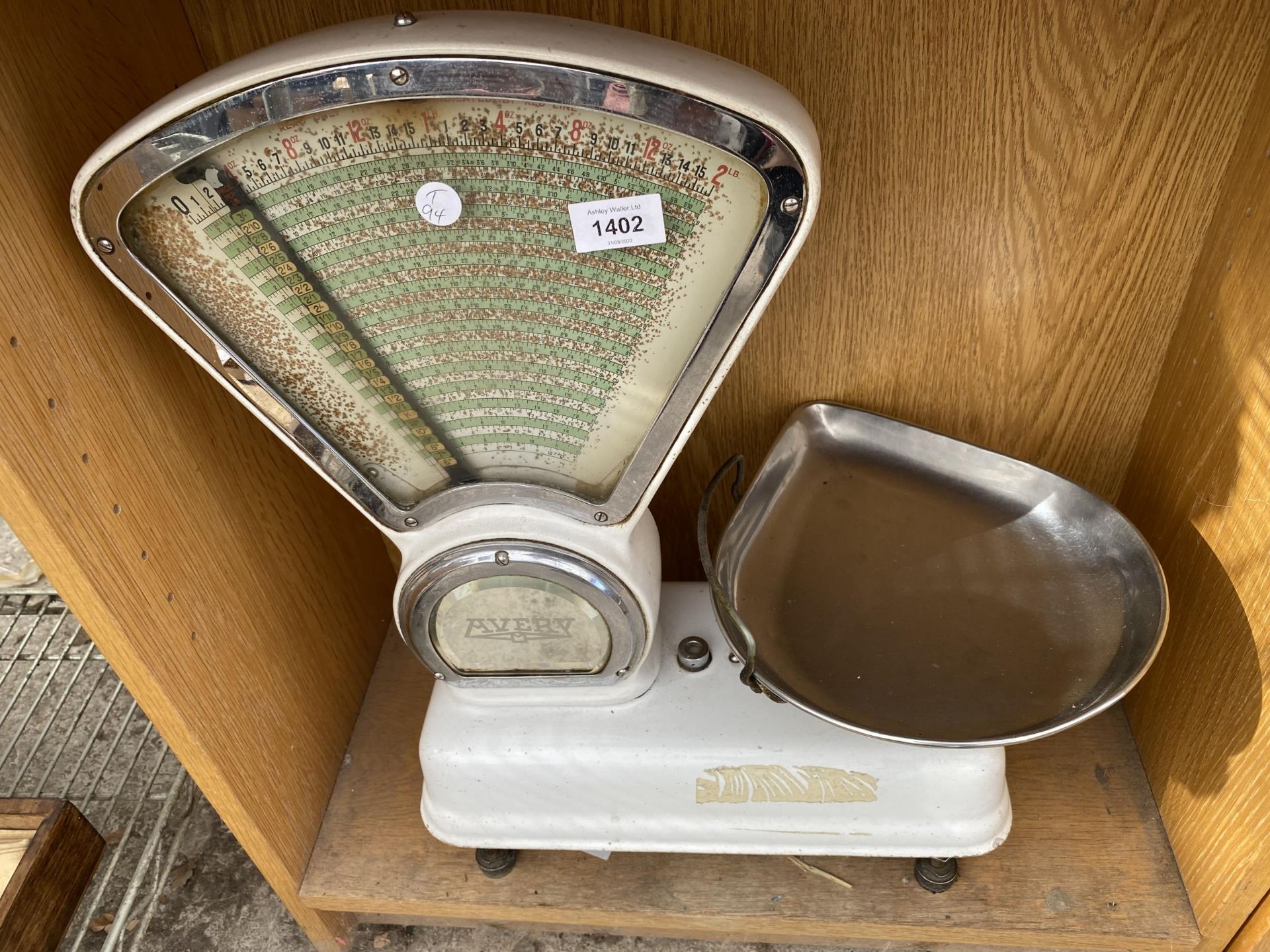 A SET OF VINTAGE AVERY SWEET SHOP SCALES