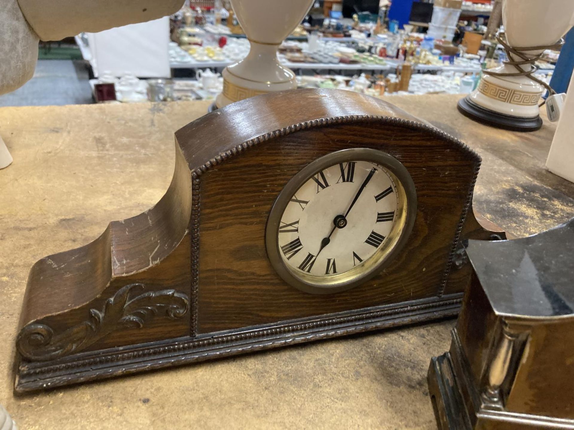 A QUANTITY OF VINTAGE MANTLE CLOCKSTO INCLUDE MAHOGANY CASED, METAL, BRASS, ETC - Image 5 of 5