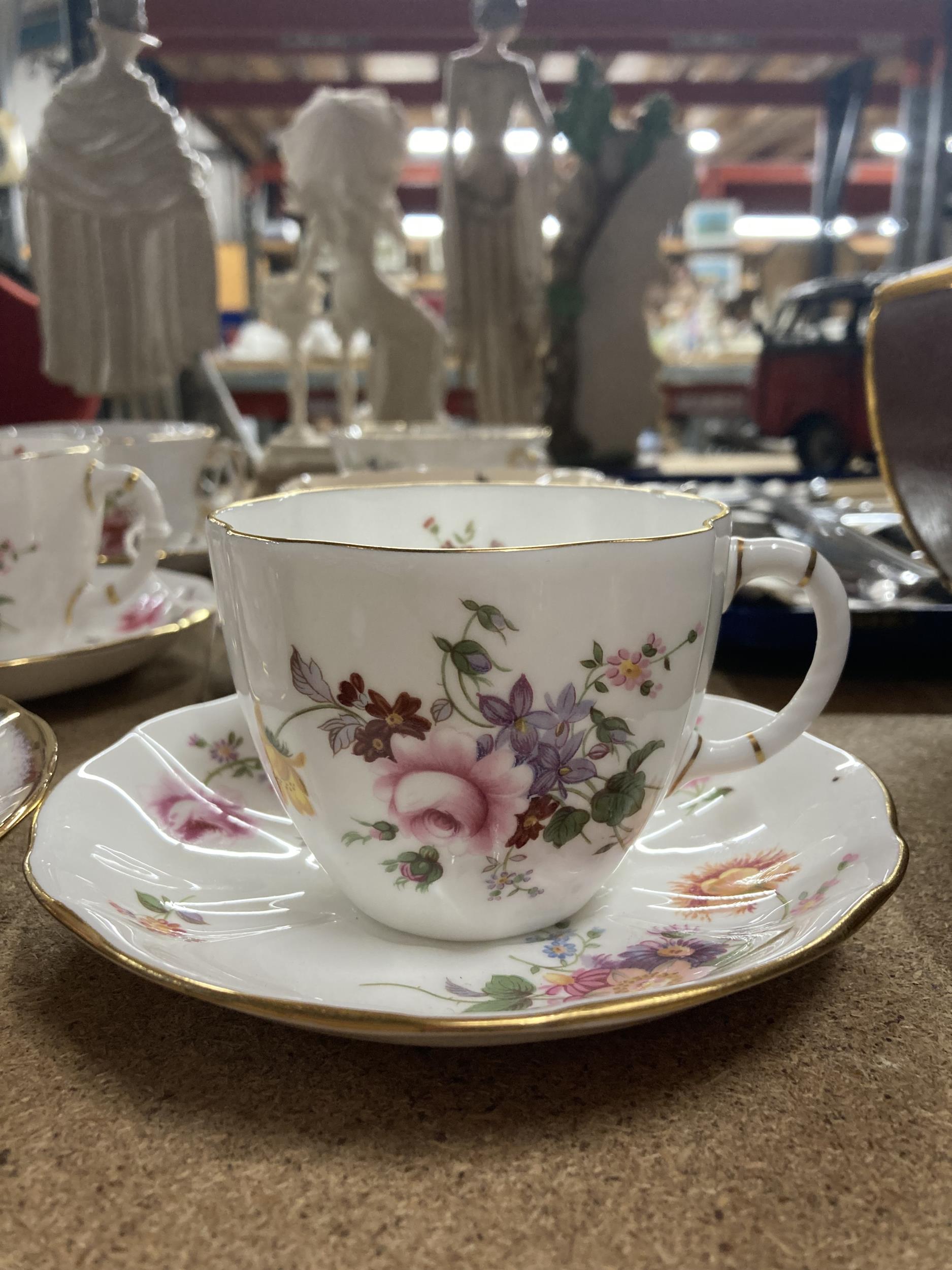 AN ASSORTMENT OF CHINA CUPS AND SAUCERS TO INCLUDE ROYAL CROWN DERBY 'DERBY POSIES', PARAGON, - Image 4 of 5