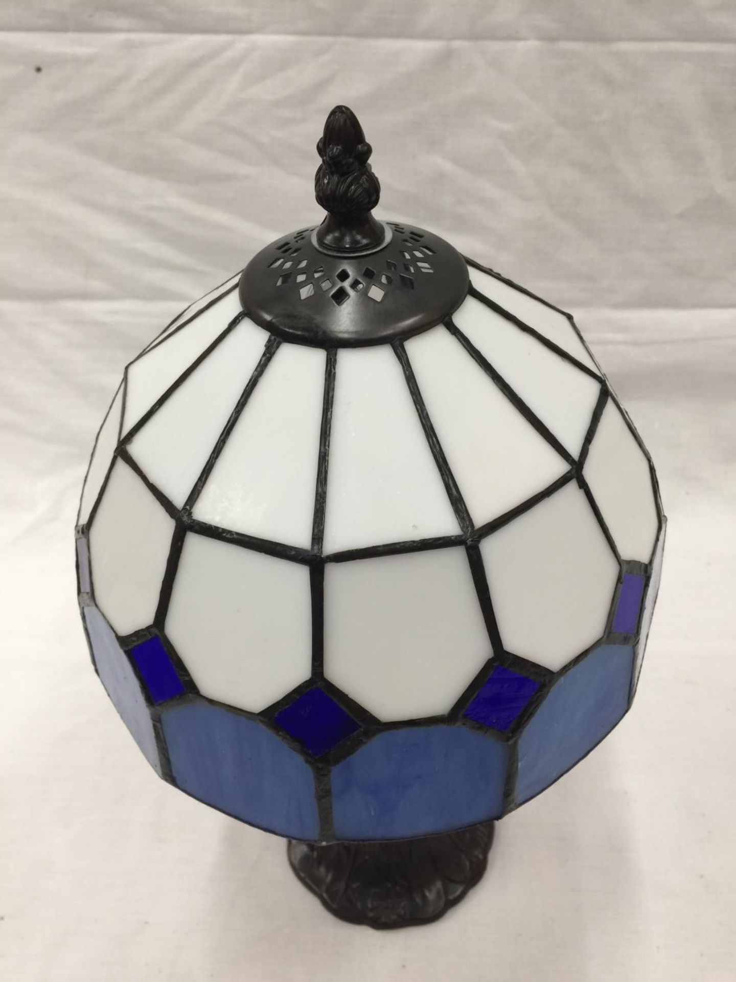 A STAINED GLASS TIFFANY STYLE LAMP ON A METAL BASE H: 35CM - Image 2 of 6