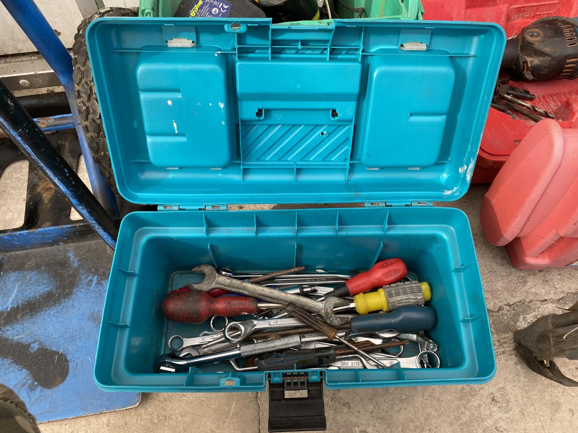 AN ASSORTMENT OF TOOLS TO INCLUDE SOCKETS, DRILLS AND HAMMERS ETC - Image 5 of 7