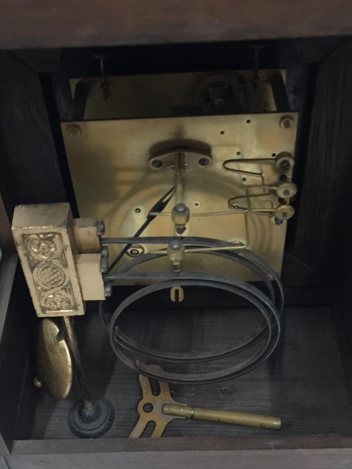 A 19TH CENTURY MAHOGANY CASED BRACKET CLOCK WITH FULL BRASS DIAL AND SILVER CHAPTER RING ORMOLA - Image 11 of 12