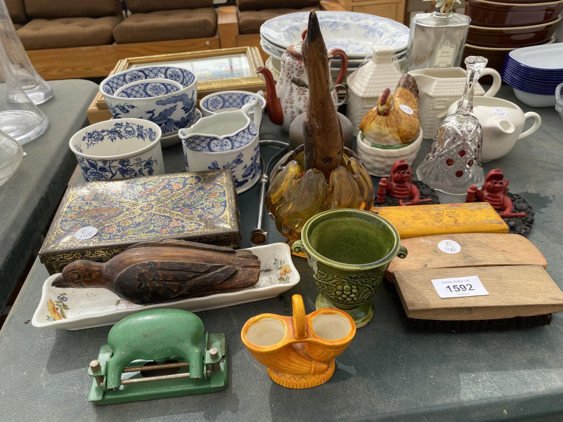 AN ASSORTMENT OF ITEMS TO INCLUDE A COPPER OIL CAN, BLUE AND WHITE CERAMICS AND FIGURES ETC - Image 4 of 4