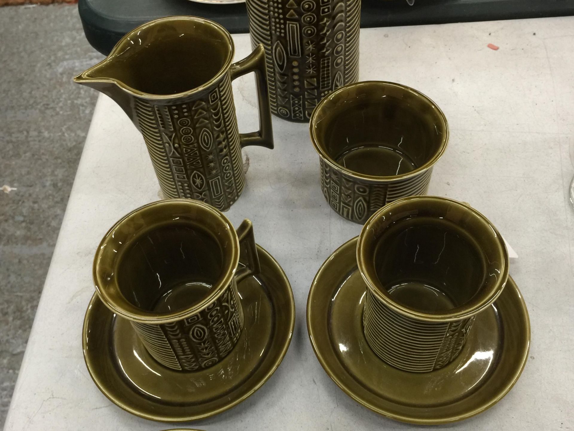 A PORTMEIRION GREEN 'TOTEM' COFFEE SET TO INCLUDE COFFEE POT, CREAM JUG, SUGAR BOWL CUPS AND SAUCERS - Image 3 of 6