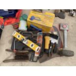 AN ASSORTMENT OF TOOLS TO INCLUDE A CARPET FITTING KNEE KICKER, SAWS AND A DRAIN UNBLOCKER ETC