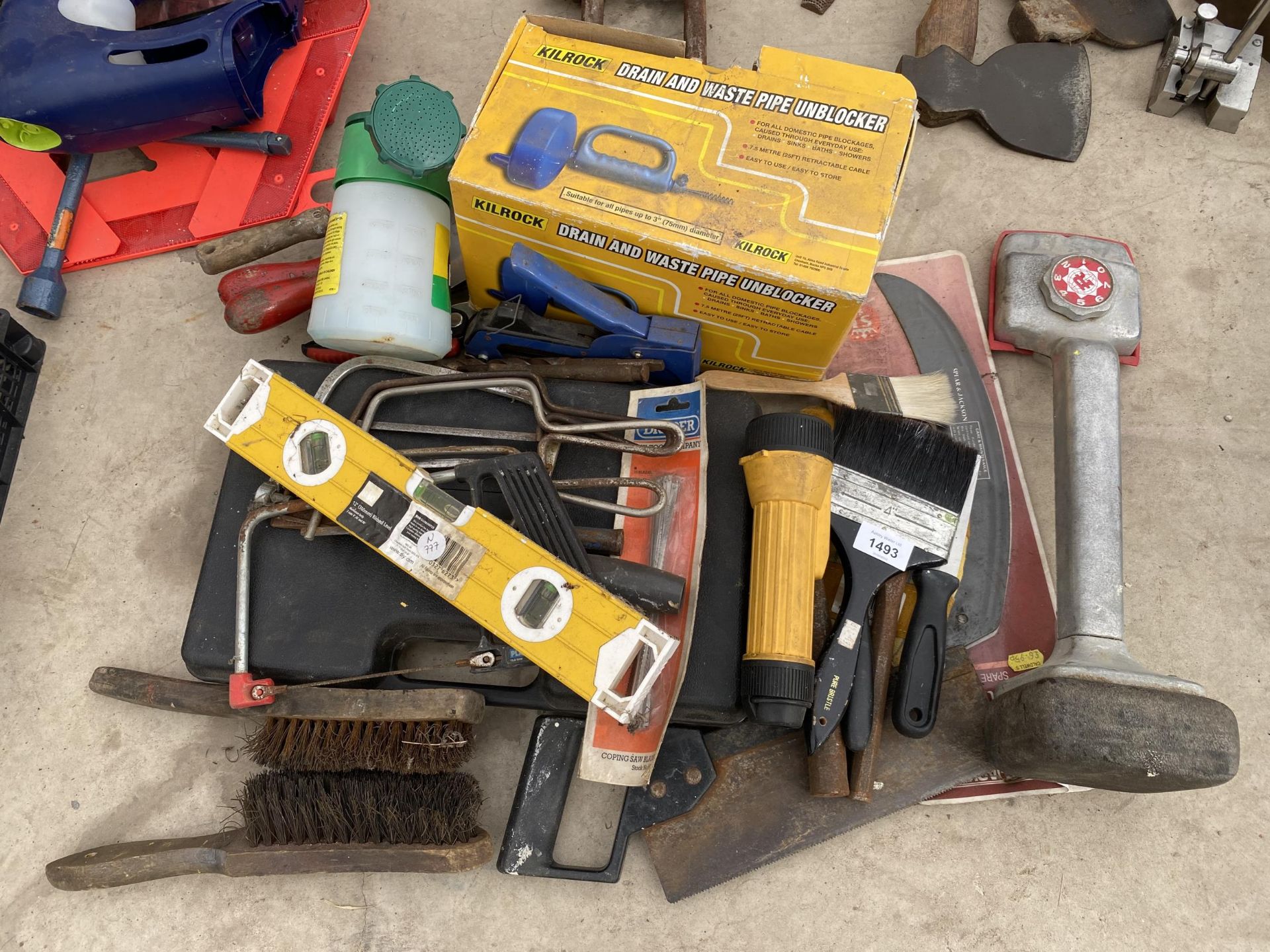 AN ASSORTMENT OF TOOLS TO INCLUDE A CARPET FITTING KNEE KICKER, SAWS AND A DRAIN UNBLOCKER ETC