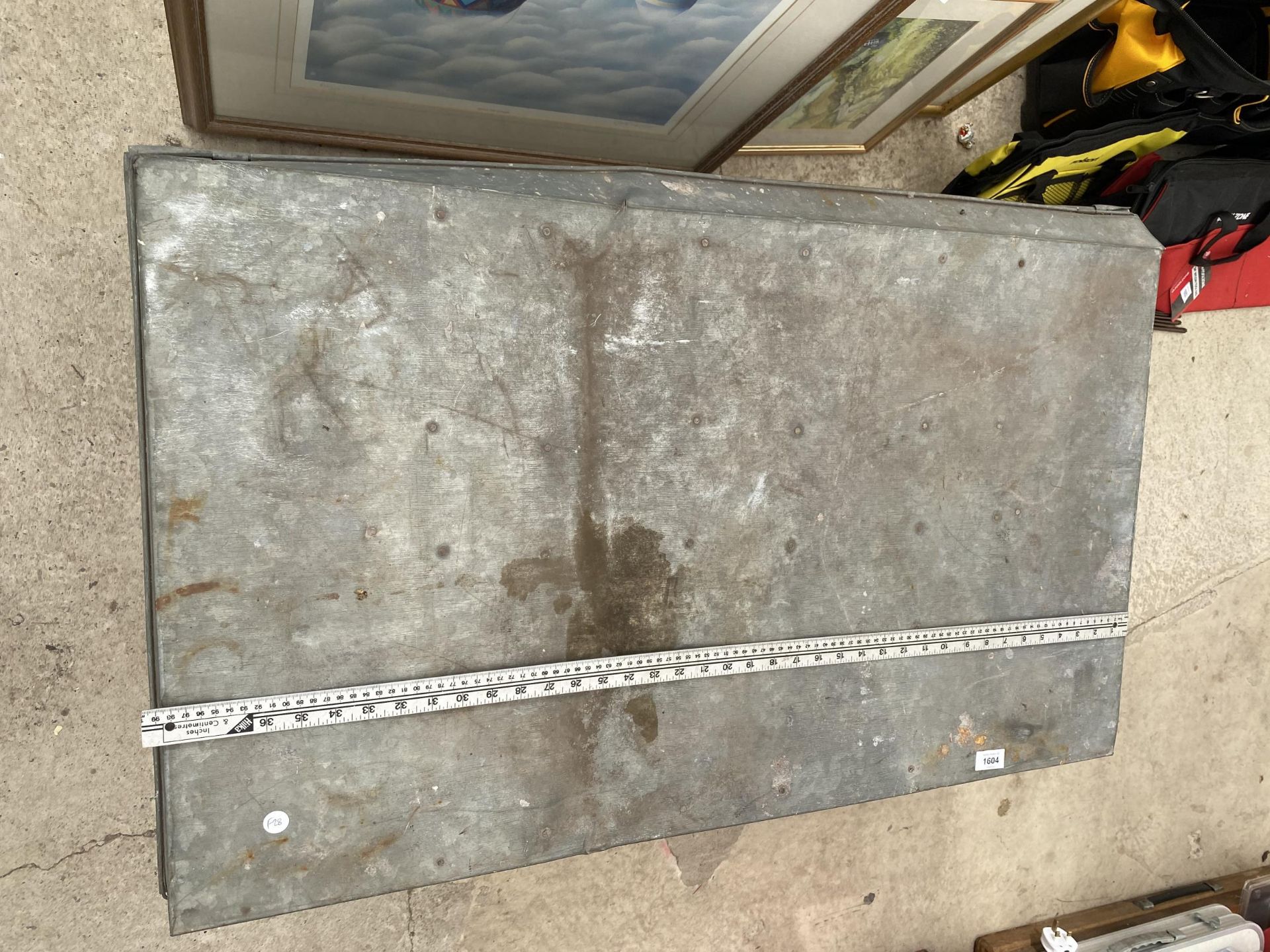 A LARGE GALVANISED STORAGE TRUNK (L:100CM W:60CM D:43CM) - Image 4 of 5