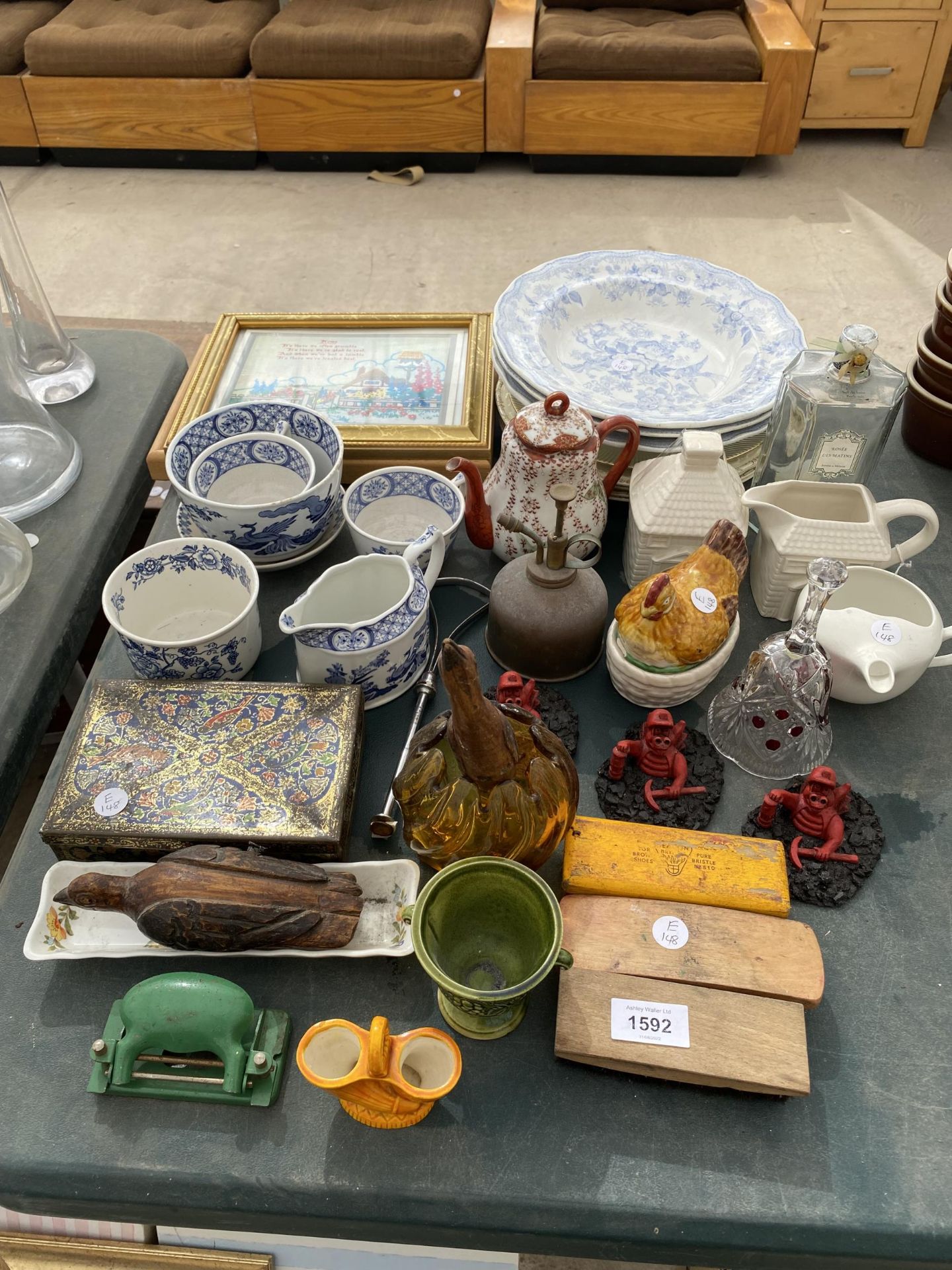 AN ASSORTMENT OF ITEMS TO INCLUDE A COPPER OIL CAN, BLUE AND WHITE CERAMICS AND FIGURES ETC