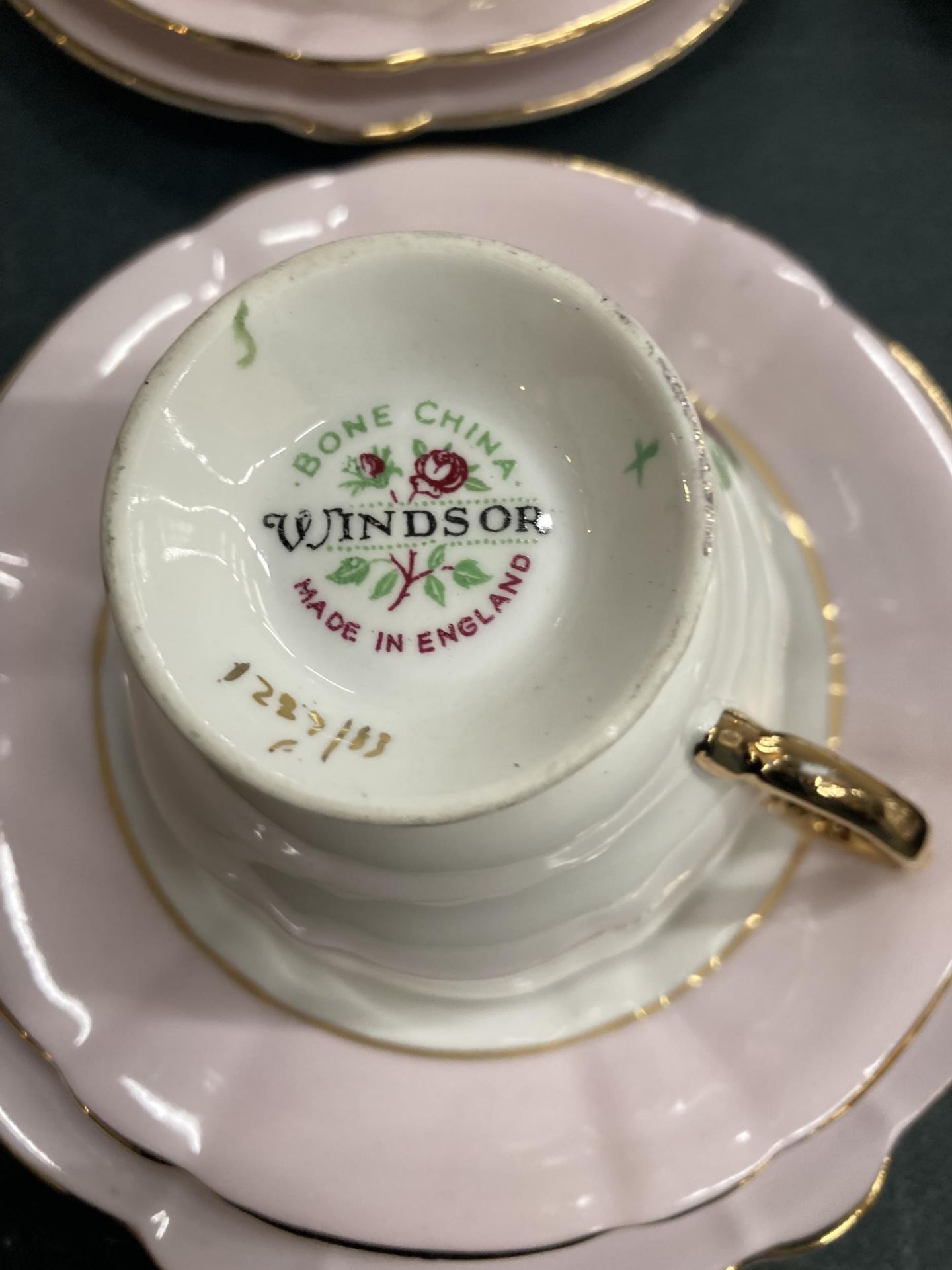A WINDSOR BONE CHINA TEASET WITH PINK AND ROSE DECORATION AND GILDING TO RIMS AND HANDLES TO INCLUDE - Image 4 of 4