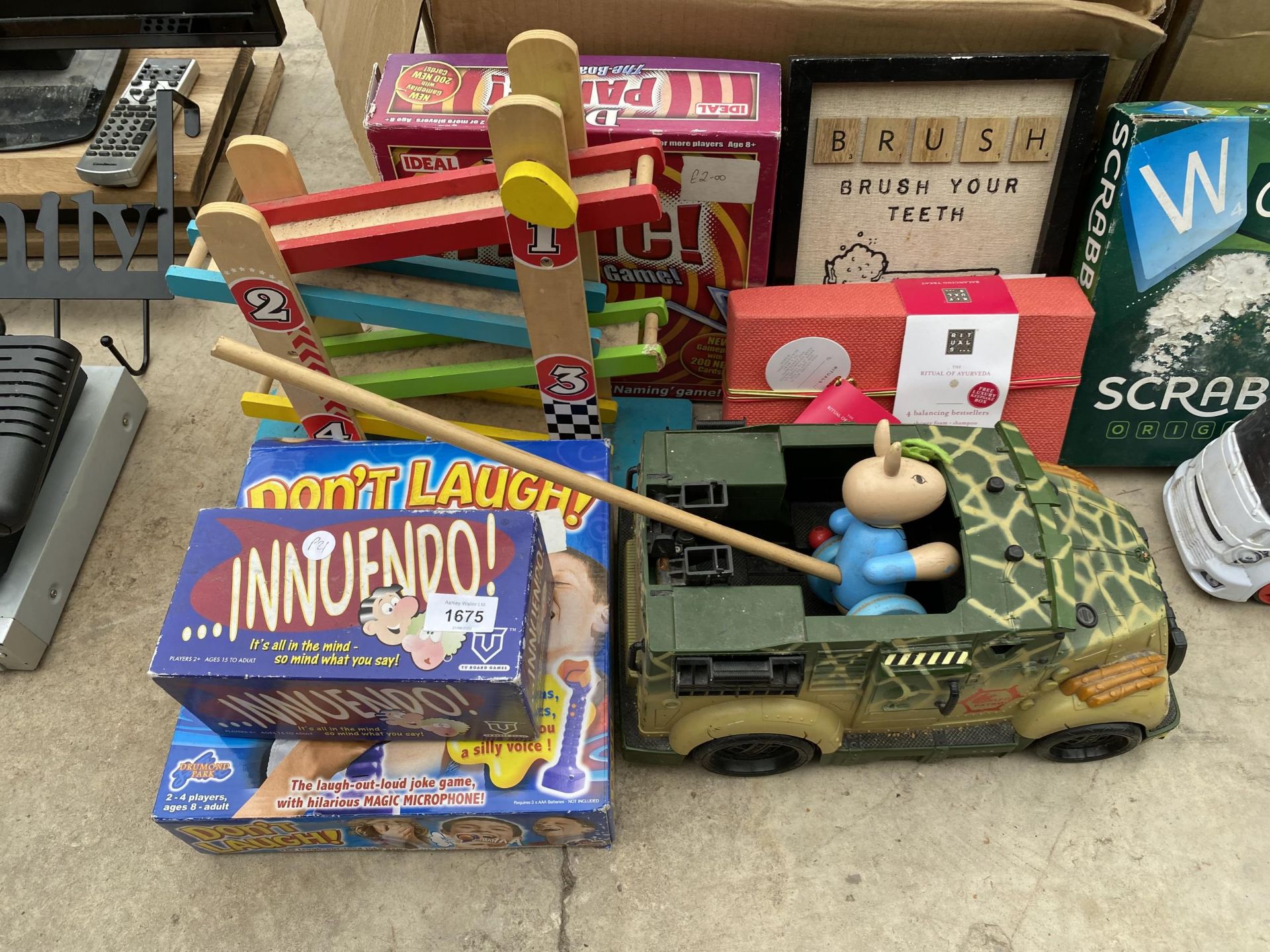 AN ASSORTMENT OF CHILDRENS TOYS AND BOARD GAMES - Bild 3 aus 5