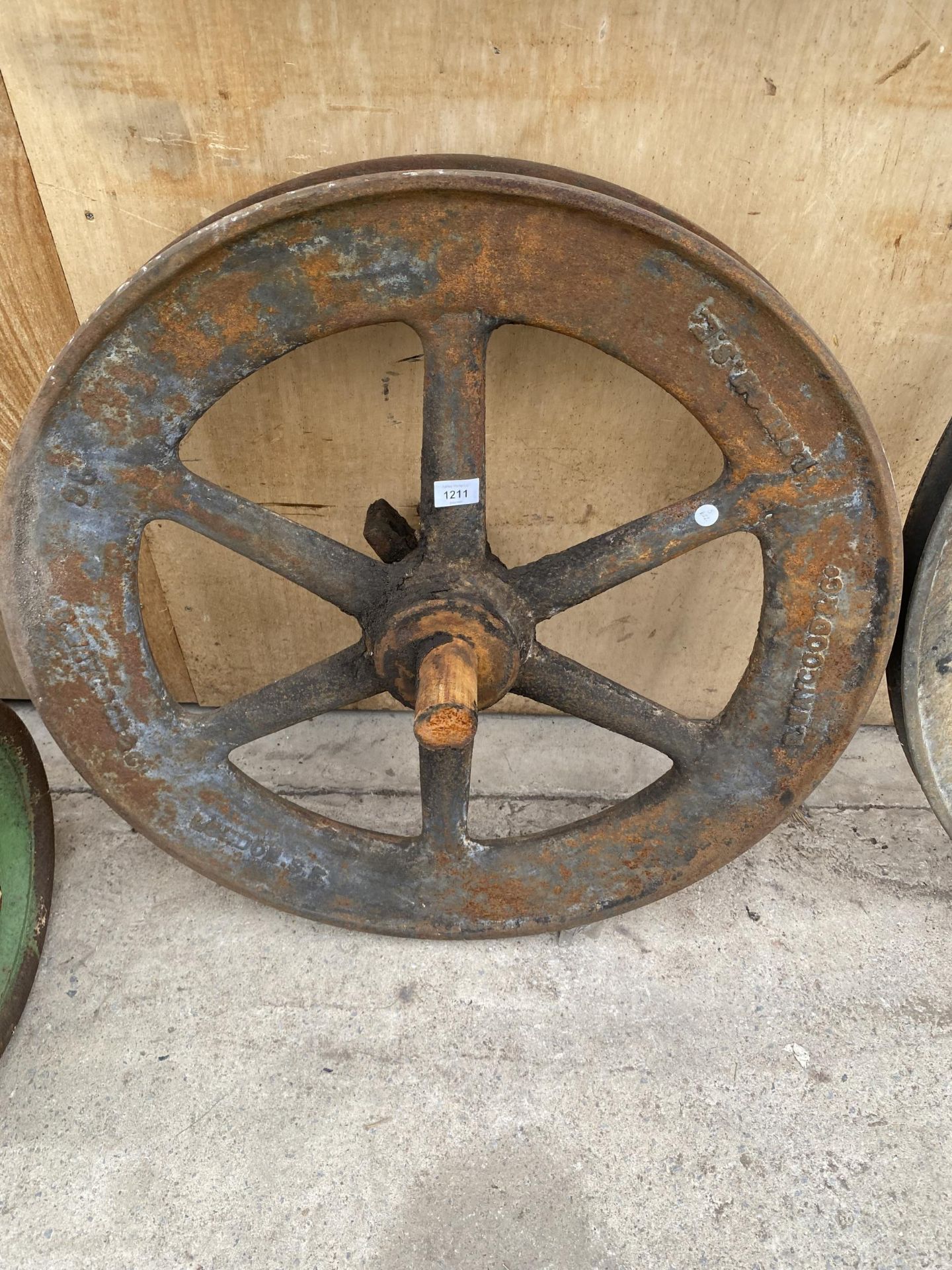 A VINTAGE CAST IRON 'WAYGOOD & CO' LONDON PULLEY WHEEL (D:77CM)