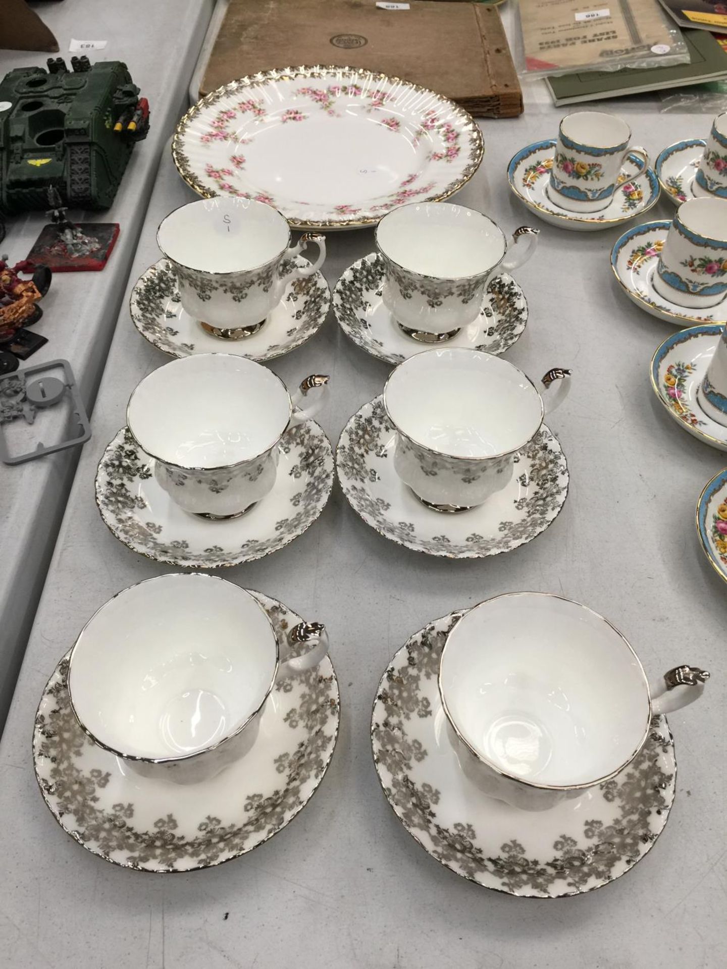 A QUANTITY OF ROYAL ALBERT CHINA TO INCLUDE WHITE AND SILVER GILD CUPS AND SAUCERS AND TWO 'DIMITY